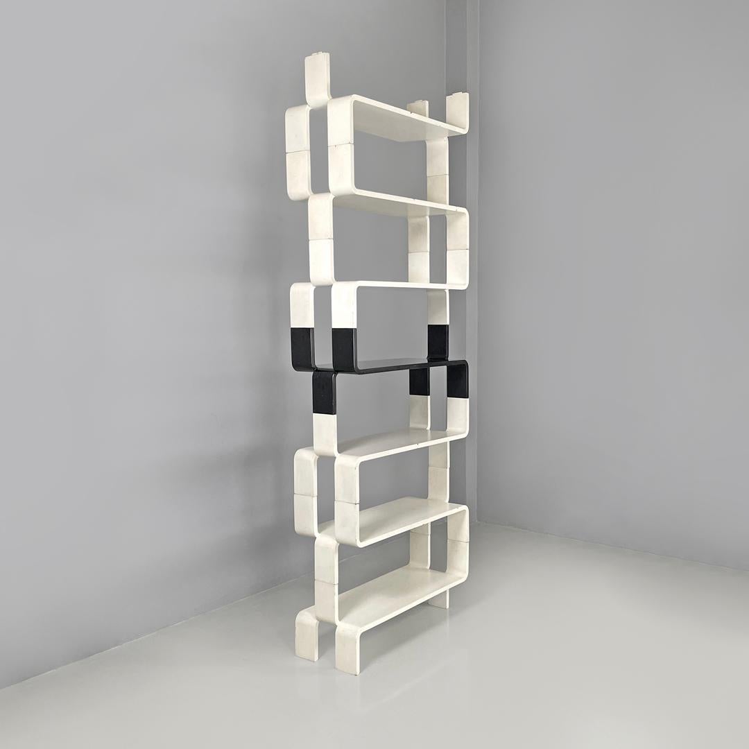 Italiano Libreria italiana post-moderna modulare a bordi curvi in legno bianco e nero, anni '80 in vendita