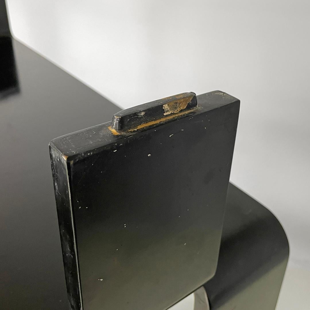 Fine XX secolo Libreria italiana post-moderna modulare a bordi curvi in legno bianco e nero, anni '80 in vendita