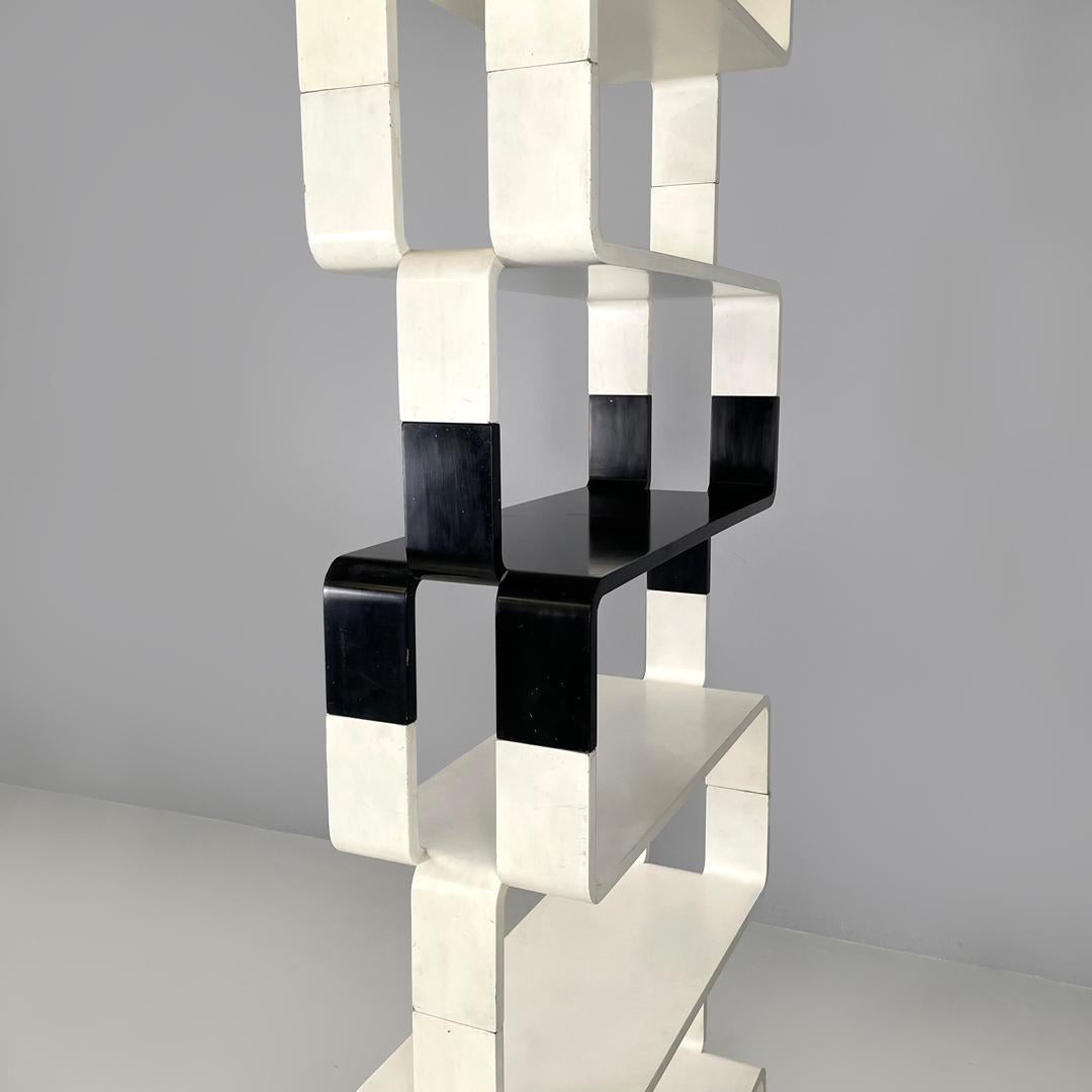 Legno Libreria italiana post-moderna modulare a bordi curvi in legno bianco e nero, anni '80 in vendita