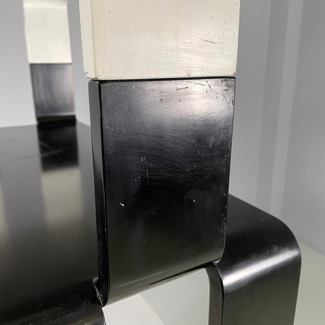 Libreria italiana post-moderna modulare a bordi curvi in legno bianco e nero, anni '80 in vendita 1