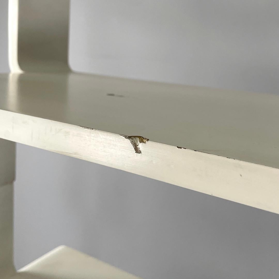 Libreria italiana post-moderna modulare a bordi curvi in legno bianco e nero, anni '80 in vendita 2