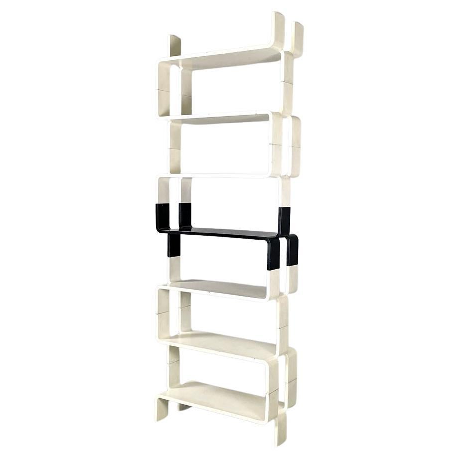 Italienisches postmodernes modulares Bücherregal aus schwarzem und weißem Holz mit gebogenen Kanten, 1980er Jahre