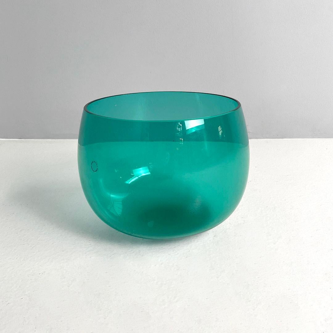 Italian post-modern Murano teal glass decorative bowl by Venini, 1990s
Decorative bowl or vase with a round base in aqua-green Murano glass. Perfect as a centerpiece or pocket emptier.
Produced by Venini in 1990s. Label present.
Excellent condition,