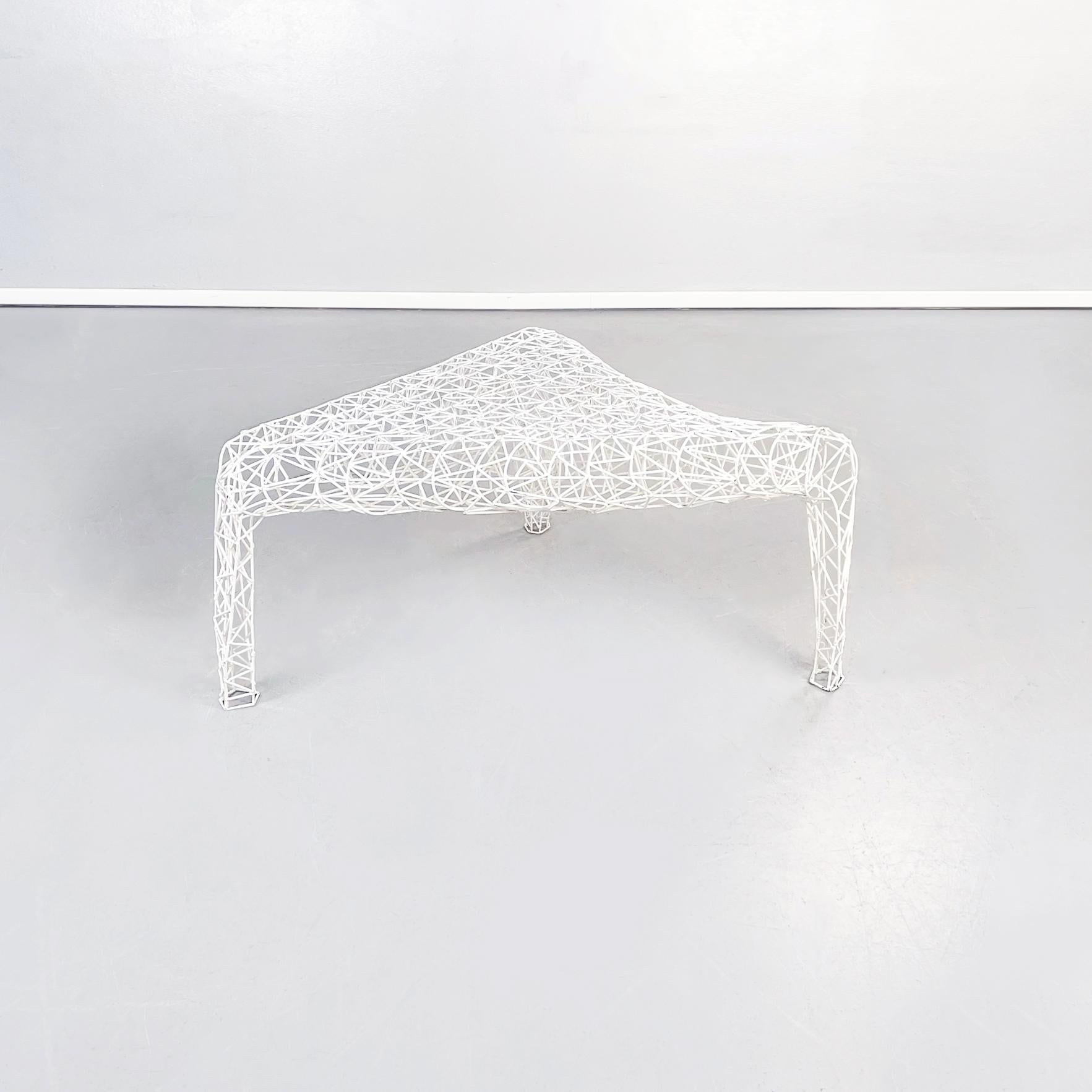 Table basse extérieure post-moderne italienne en métal tubulaire blanc, années 2000
Table basse de forme irrégulière en métal peint en blanc. L'ensemble de la table est constitué d'un tissage dense de fins tubes métalliques. Le sommet peut être