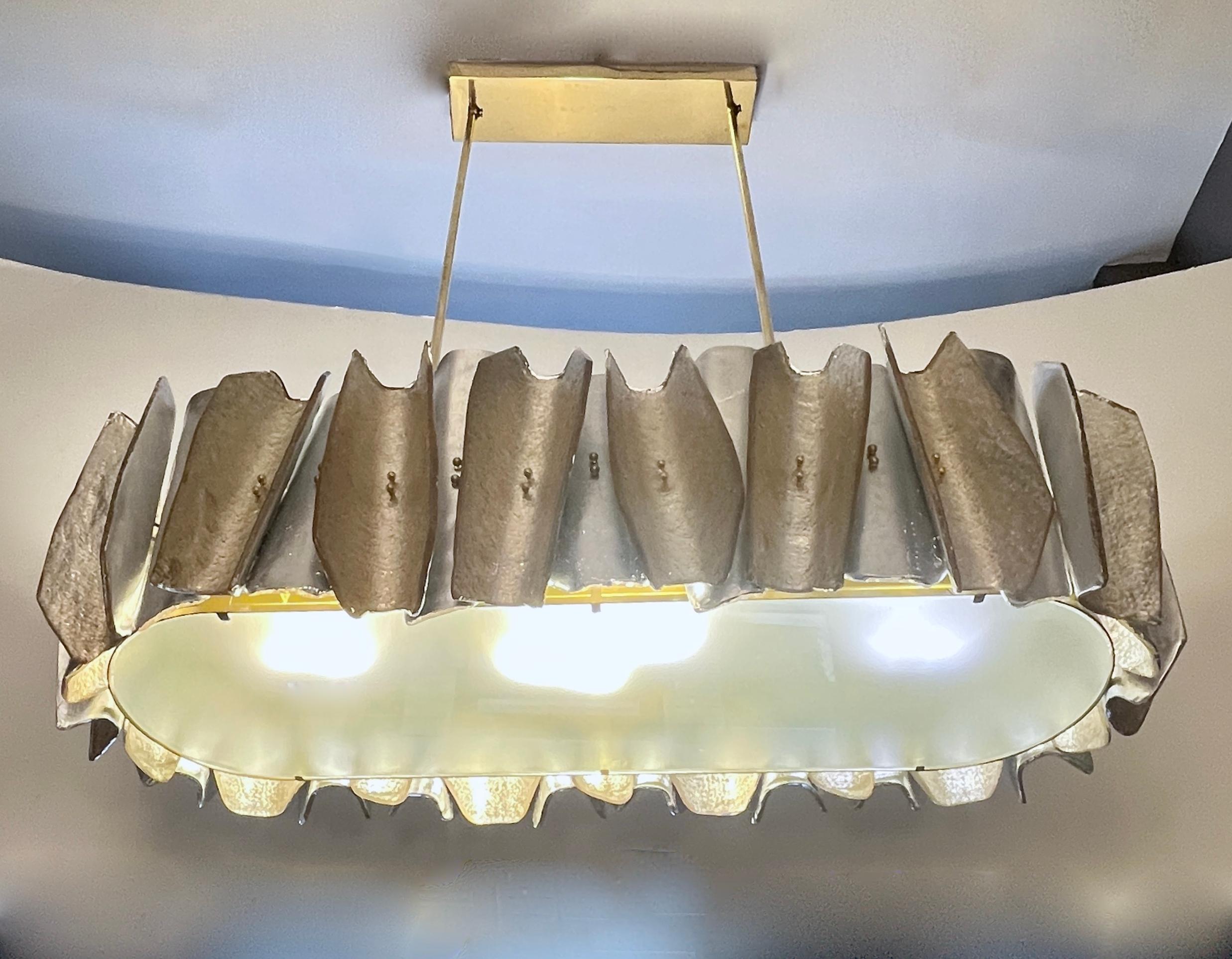 Lustre italien post-moderne ovale en verre de Murano ambre, or et argent, graphique en laiton en vente 3