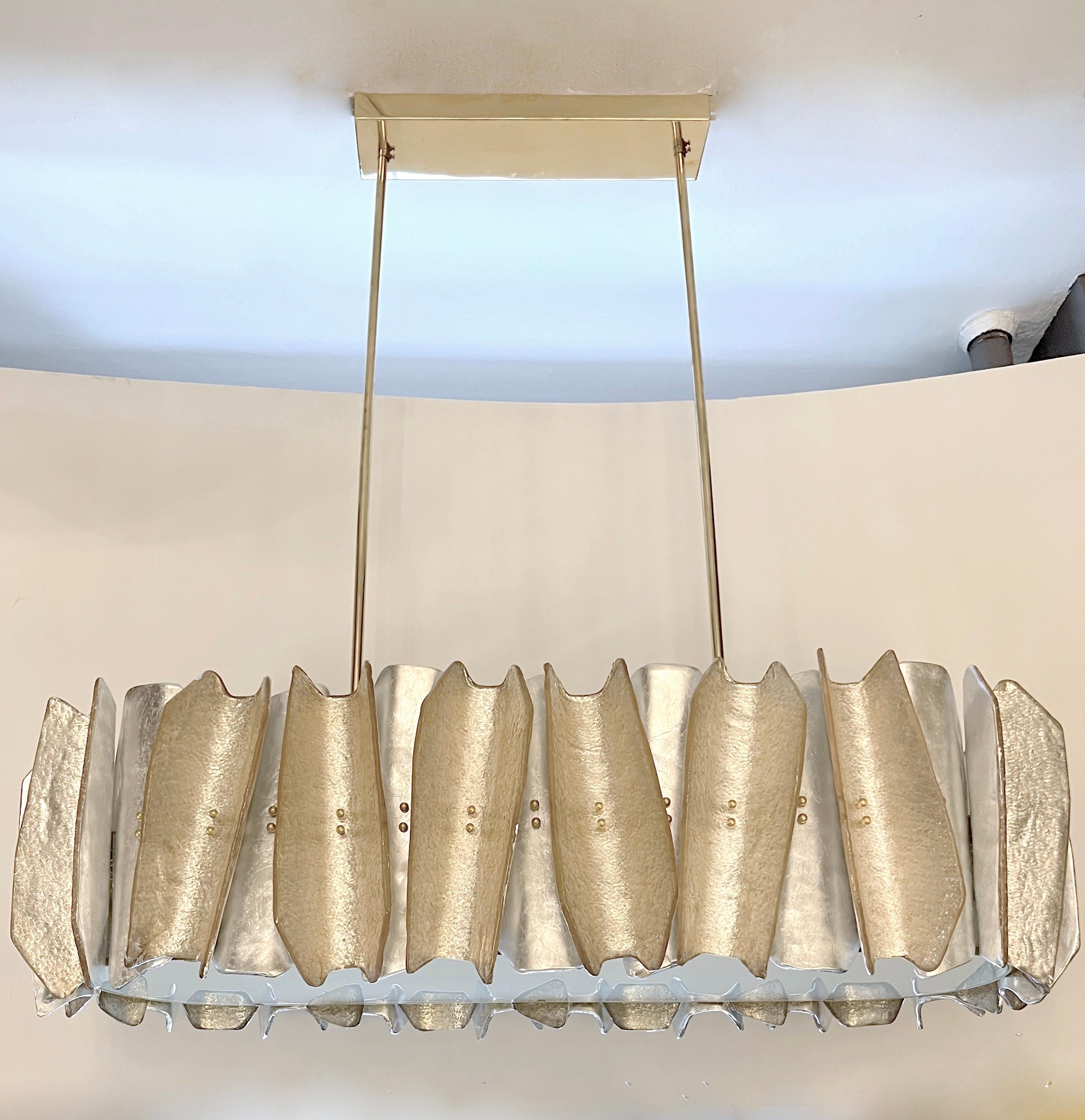 Lustre italien post-moderne ovale en verre de Murano ambre, or et argent, graphique en laiton en vente 4