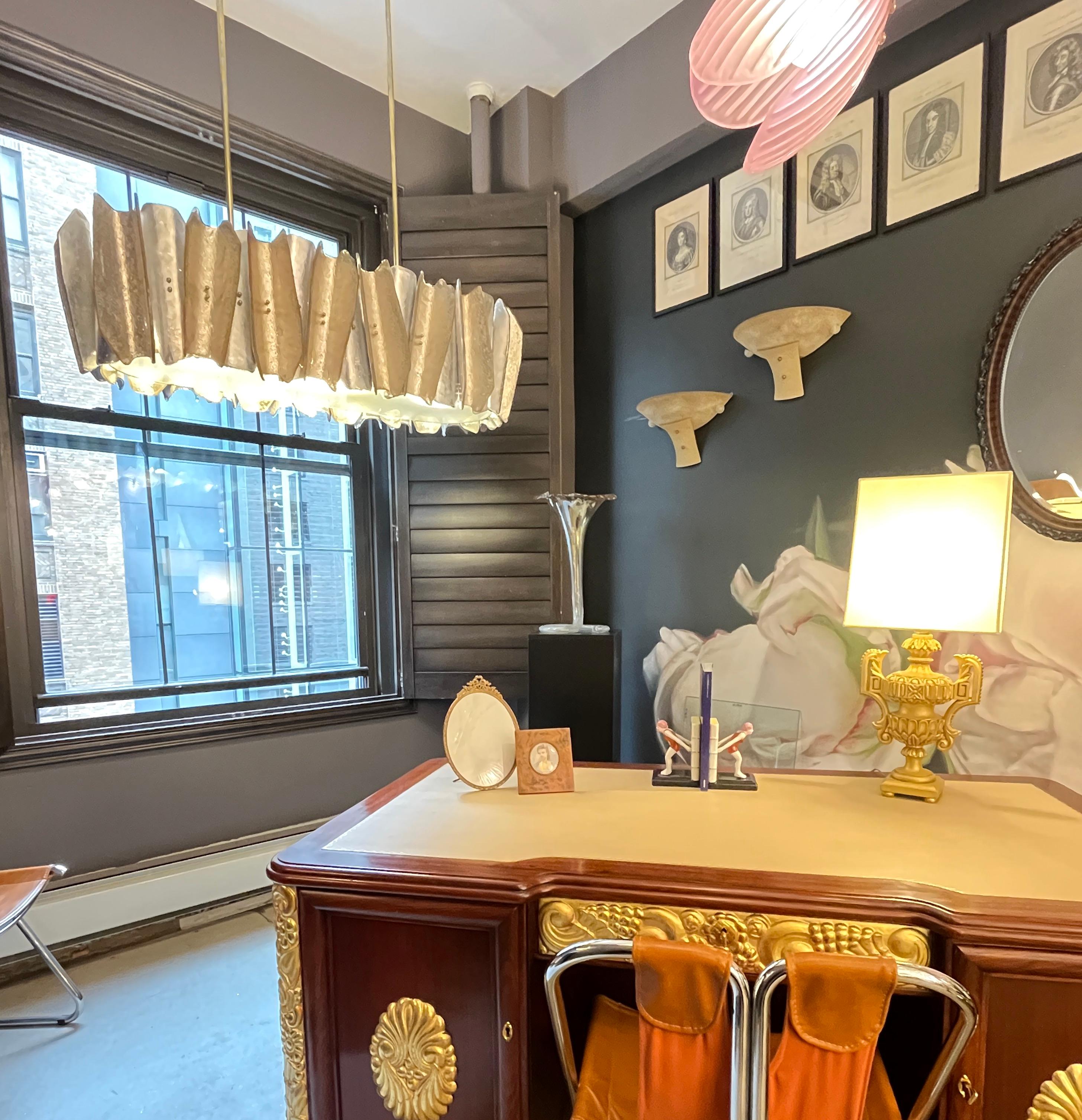 Postmoderne Lustre italien post-moderne ovale en verre de Murano ambre, or et argent, graphique en laiton en vente