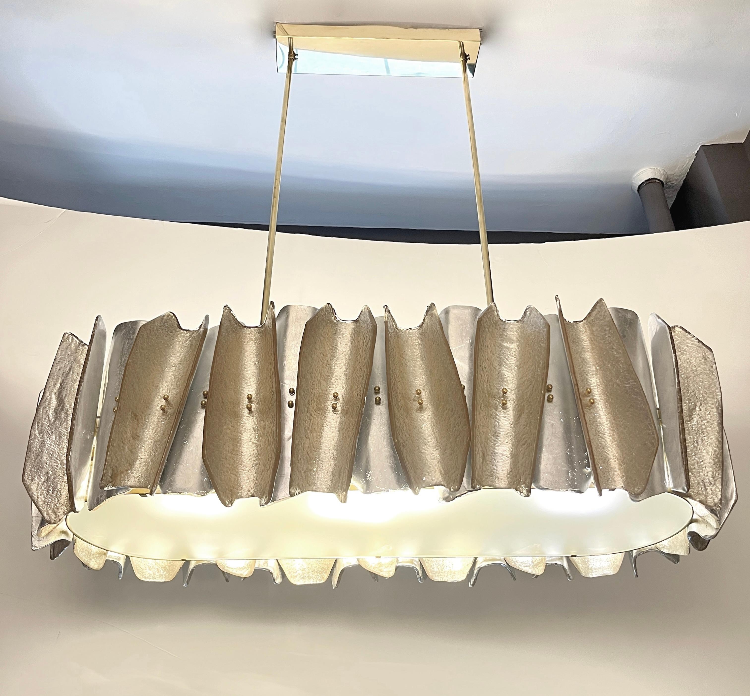 Dépoli Lustre italien post-moderne ovale en verre de Murano ambre, or et argent, graphique en laiton en vente