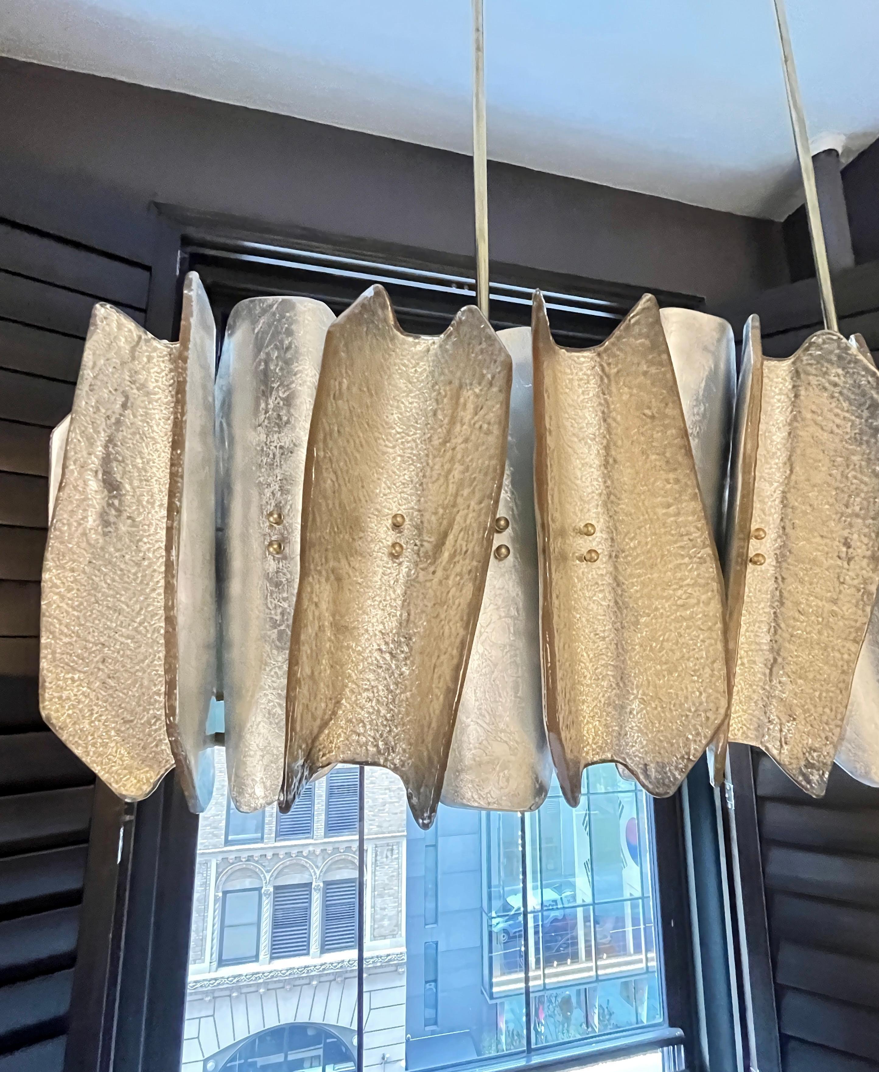 Lustre italien post-moderne ovale en verre de Murano ambre, or et argent, graphique en laiton Neuf - En vente à New York, NY