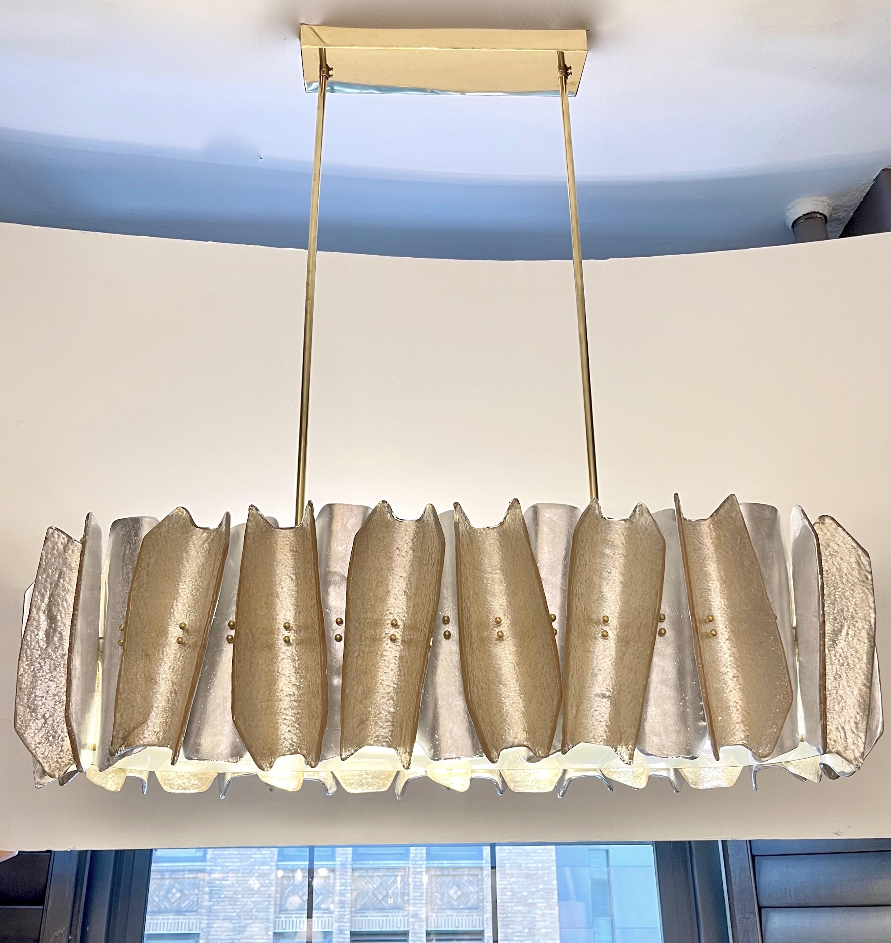 XXIe siècle et contemporain Lustre italien post-moderne ovale en verre de Murano ambre, or et argent, graphique en laiton en vente