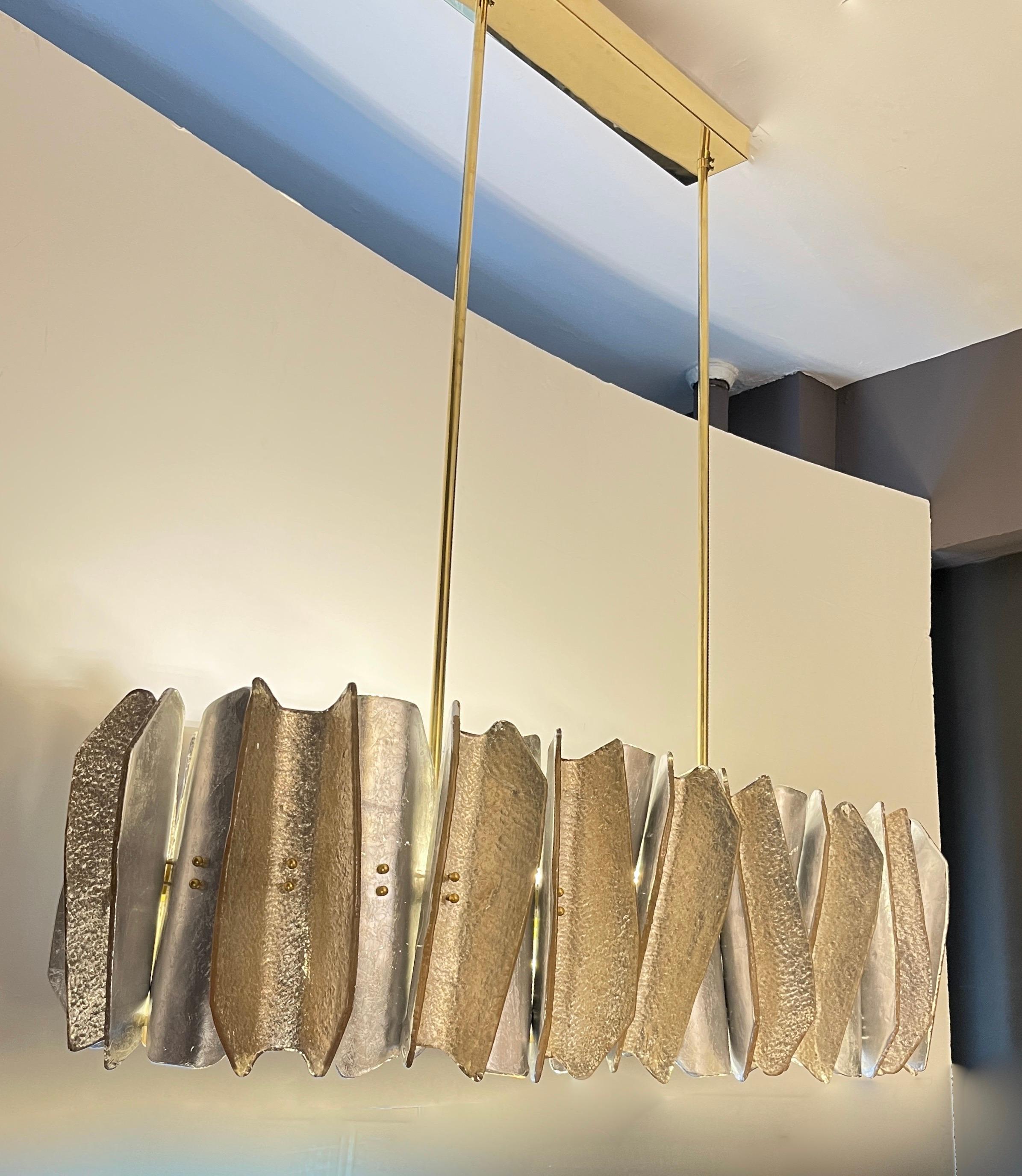 Laiton Lustre italien post-moderne ovale en verre de Murano ambre, or et argent, graphique en laiton en vente