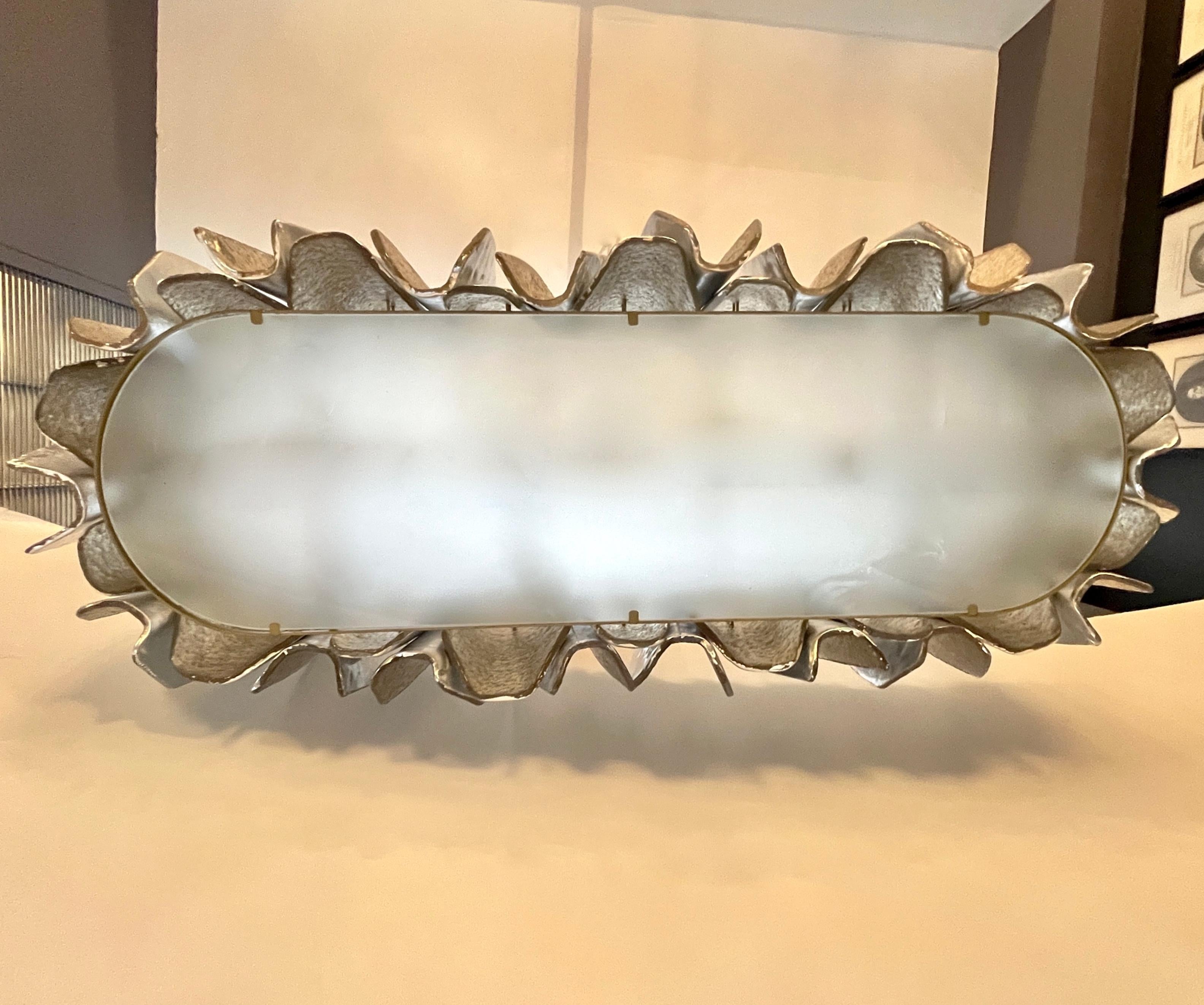 Lustre italien post-moderne ovale en verre de Murano ambre, or et argent, graphique en laiton en vente 1