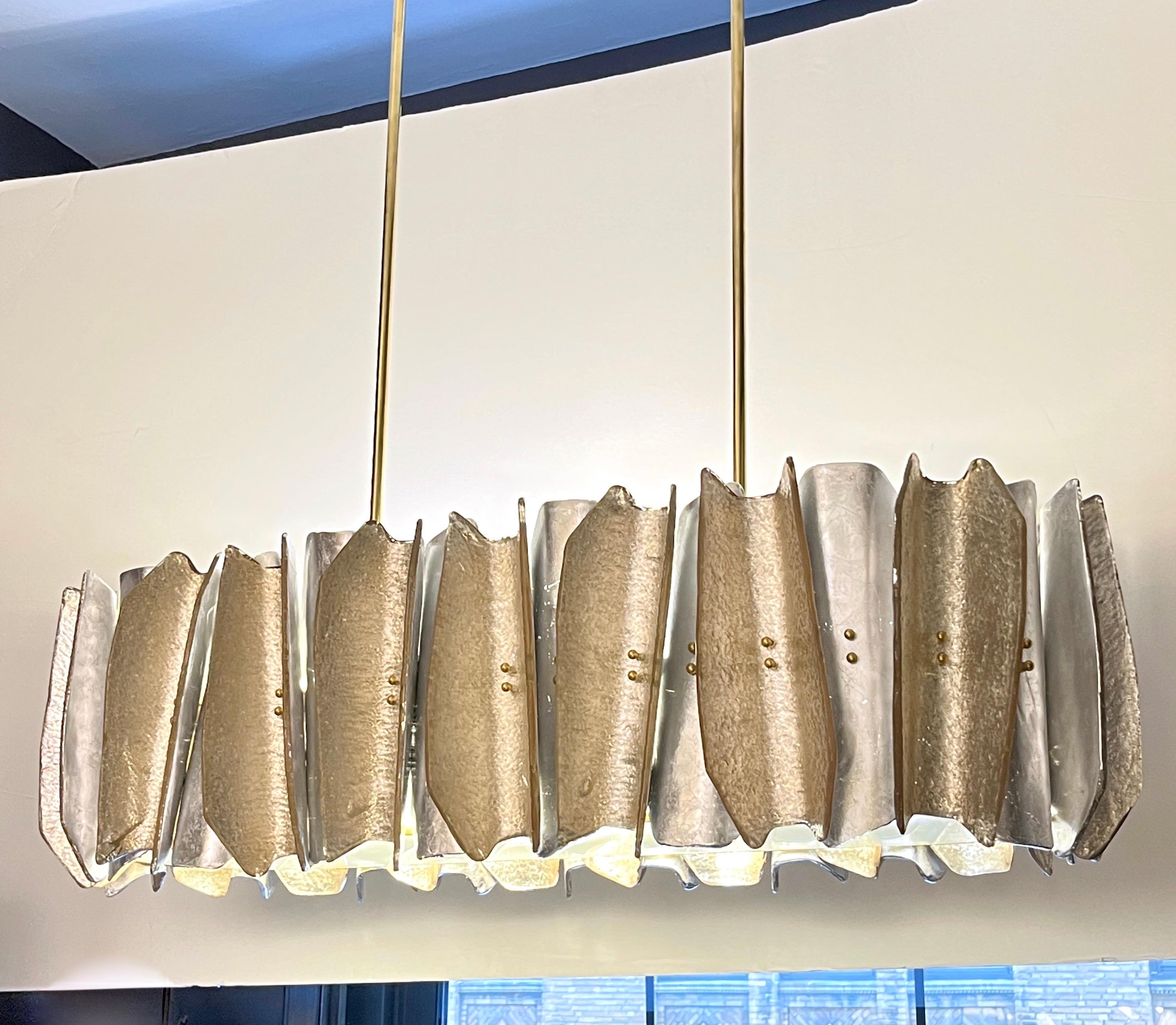 Lustre italien post-moderne ovale en verre de Murano ambre, or et argent, graphique en laiton en vente 2