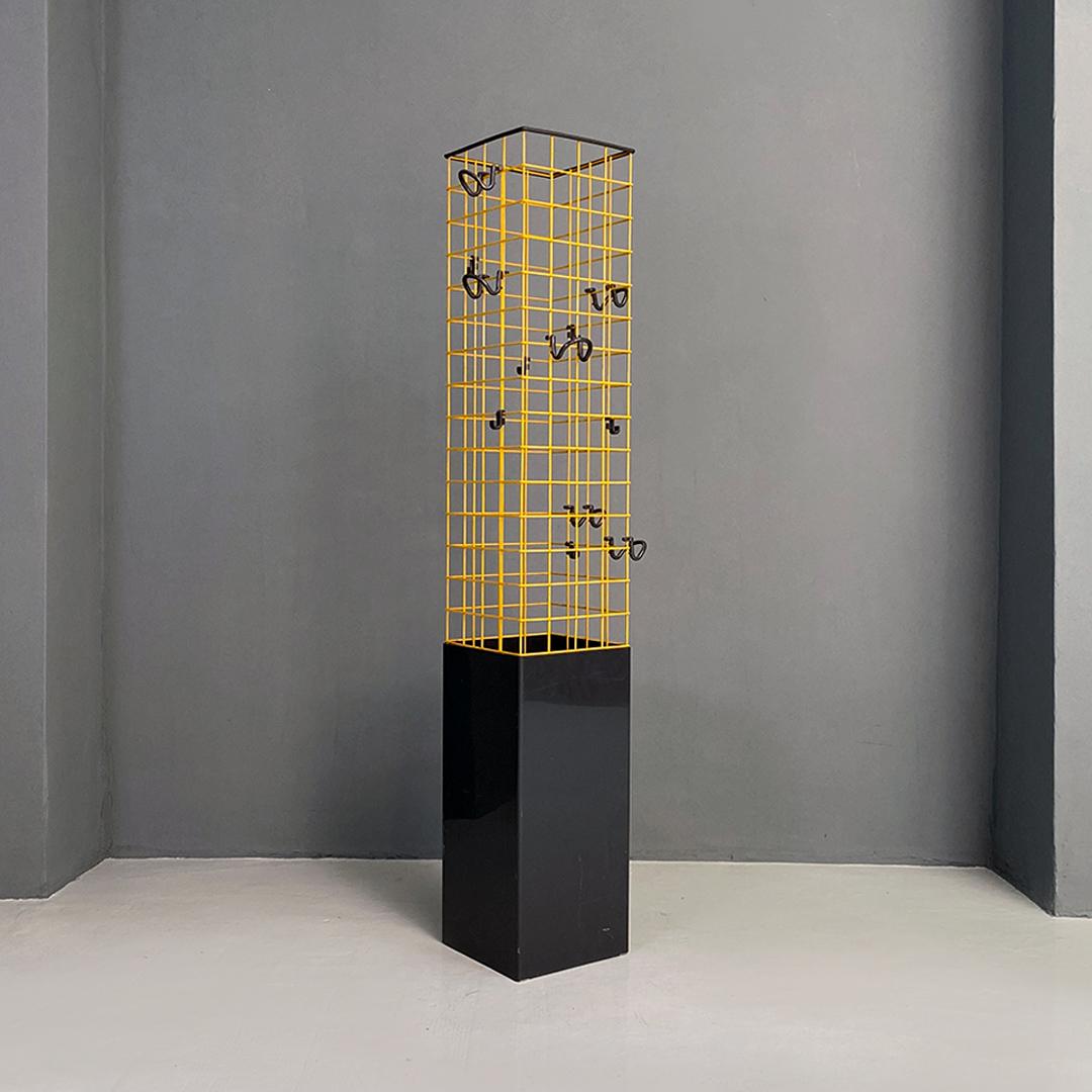 Italian post modern grey plastic and yellow metal floor coat stand by Anna Castelli for Kartell, 1980s.
Coat stand with a square base structure in grey plastic, in which a yellow metal grid fits, to which in turn the individual coat hooks are