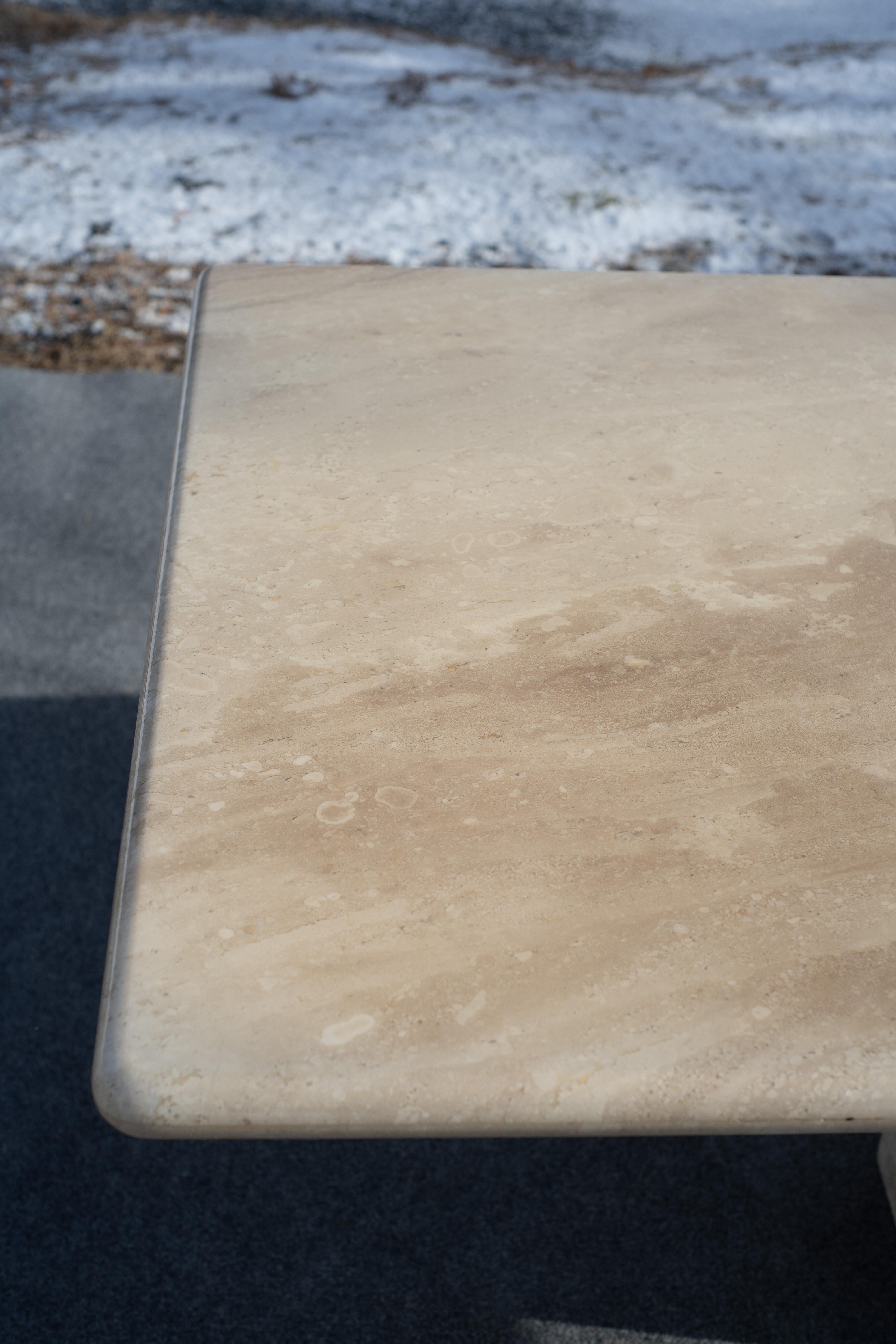 Table de salle à manger italienne postmoderne à piédestal en marbre poli beige ou crème C.I.M en vente 3