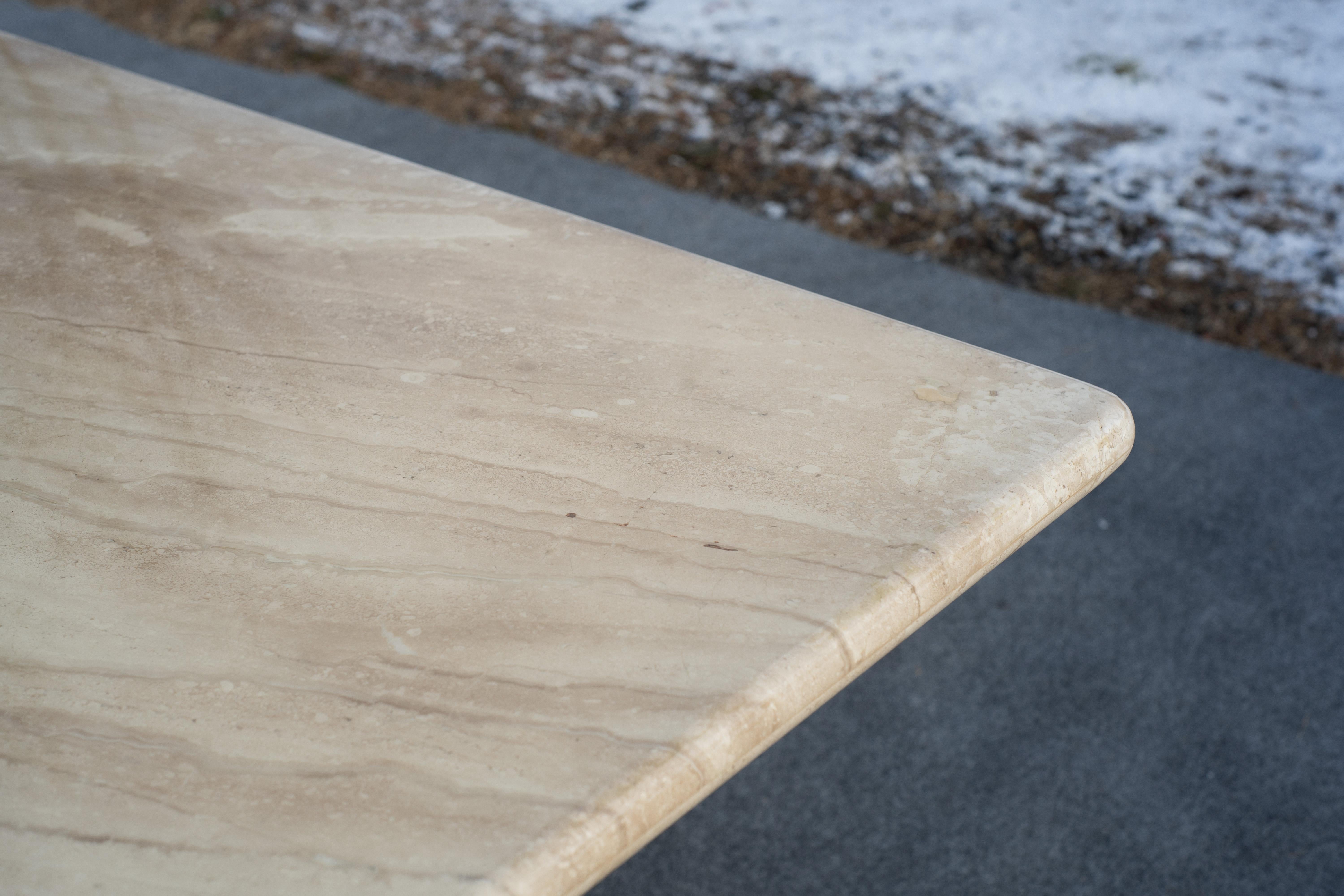 Table de salle à manger italienne postmoderne à piédestal en marbre poli beige ou crème C.I.M en vente 5