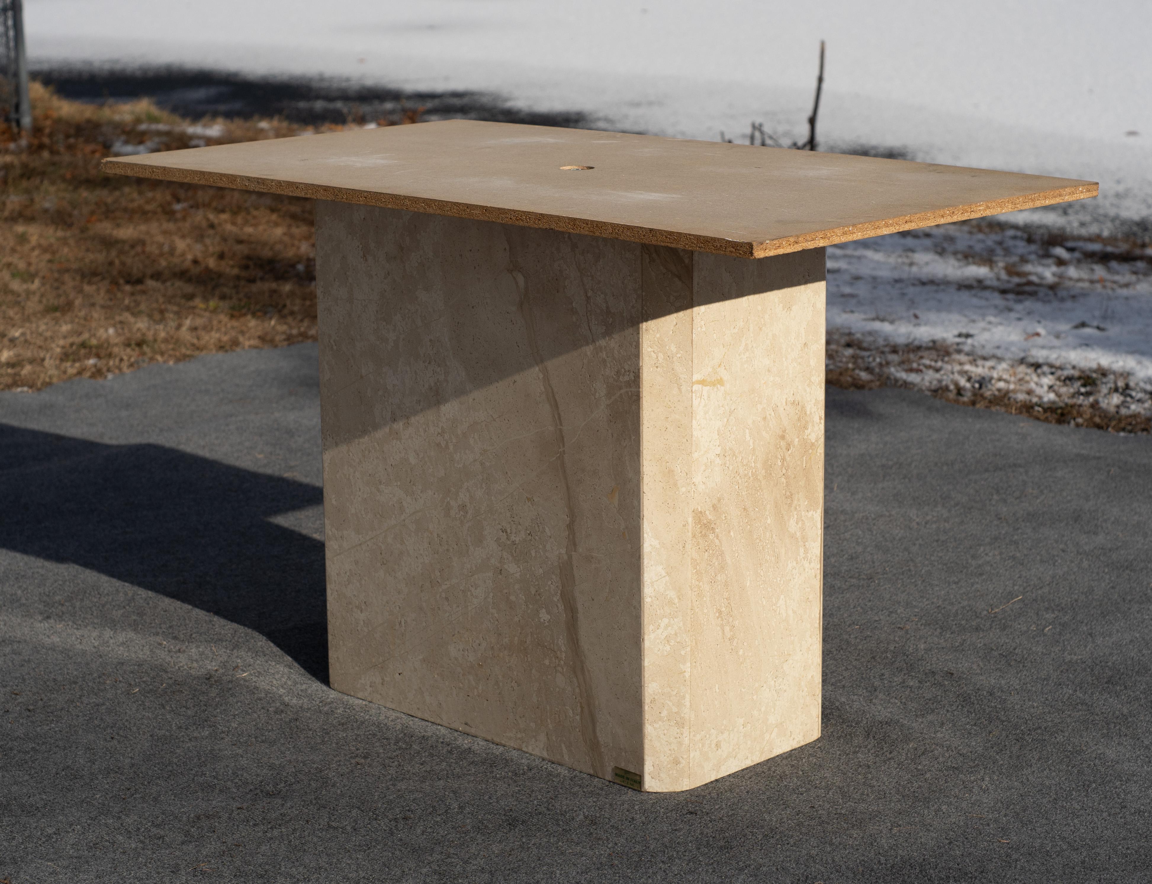 Table de salle à manger italienne postmoderne à piédestal en marbre poli beige ou crème C.I.M en vente 7