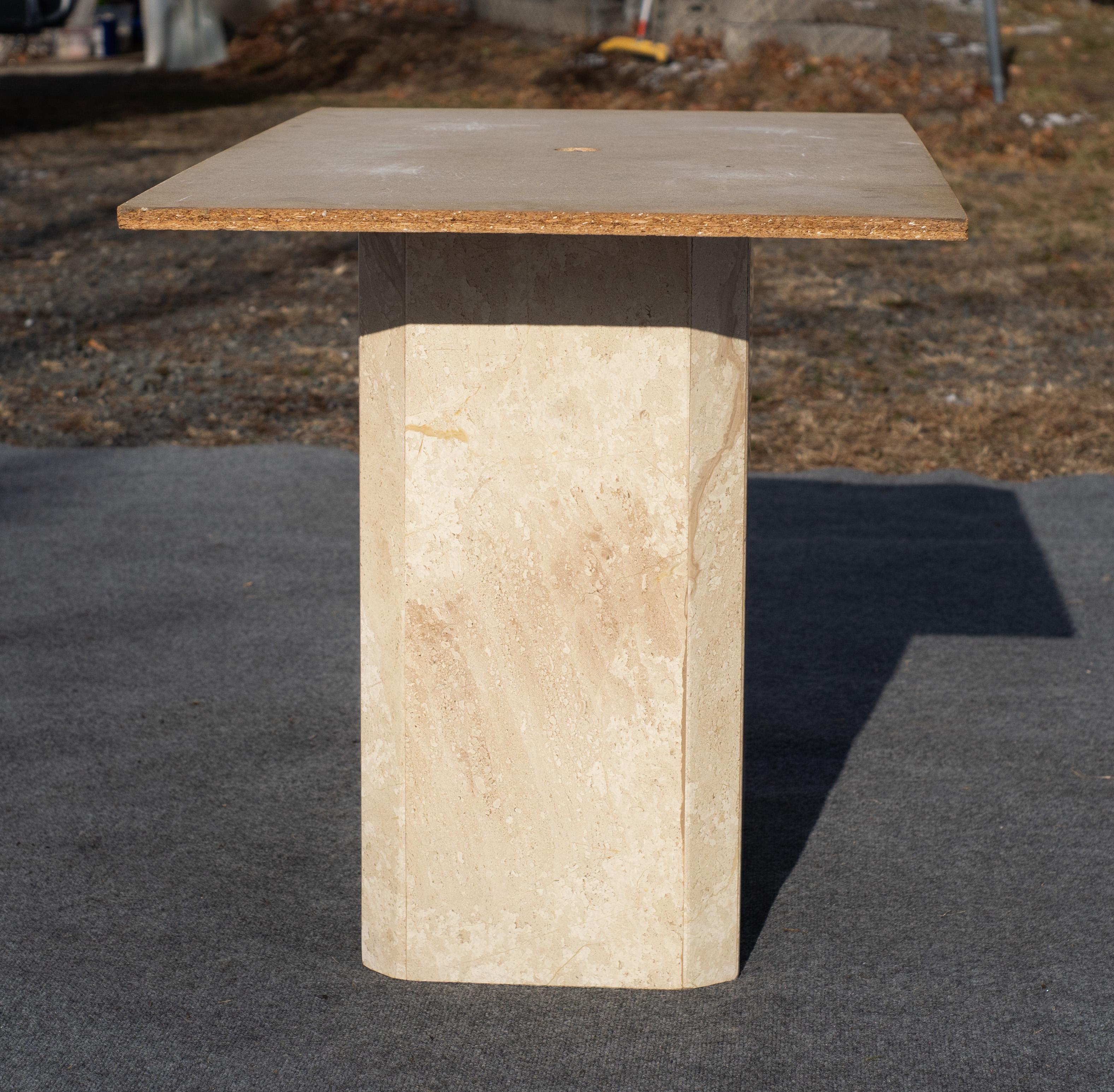 Table de salle à manger italienne postmoderne à piédestal en marbre poli beige ou crème C.I.M en vente 8