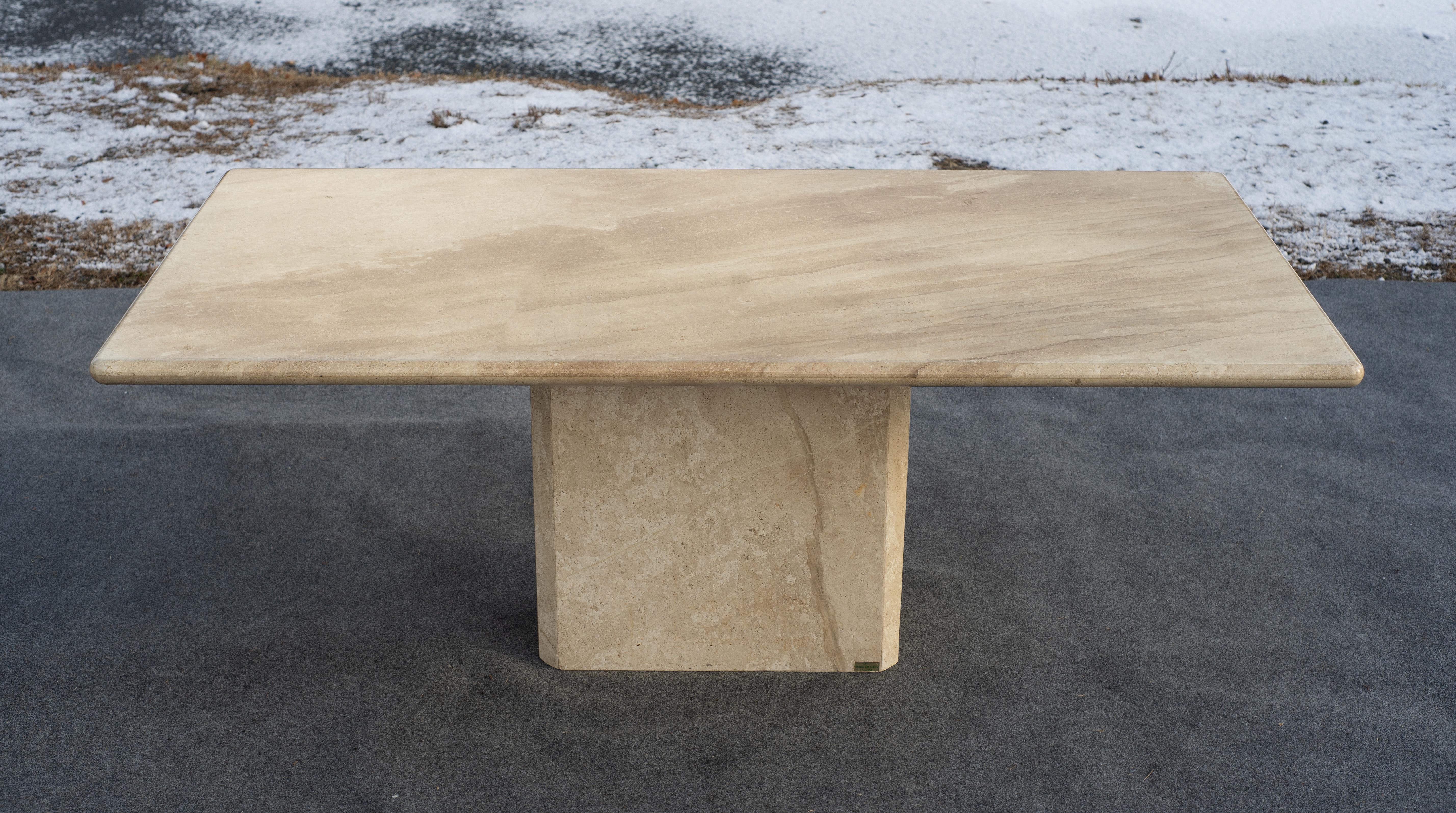 Fabriquée en Italie à la fin des années 1970 ou au début des années 1980, cette table de salle à manger en marbre est d'une conception simple, mais étonnante par sa grande échelle, sa chaleur et sa fonctionnalité. Elle est constituée d'un grand