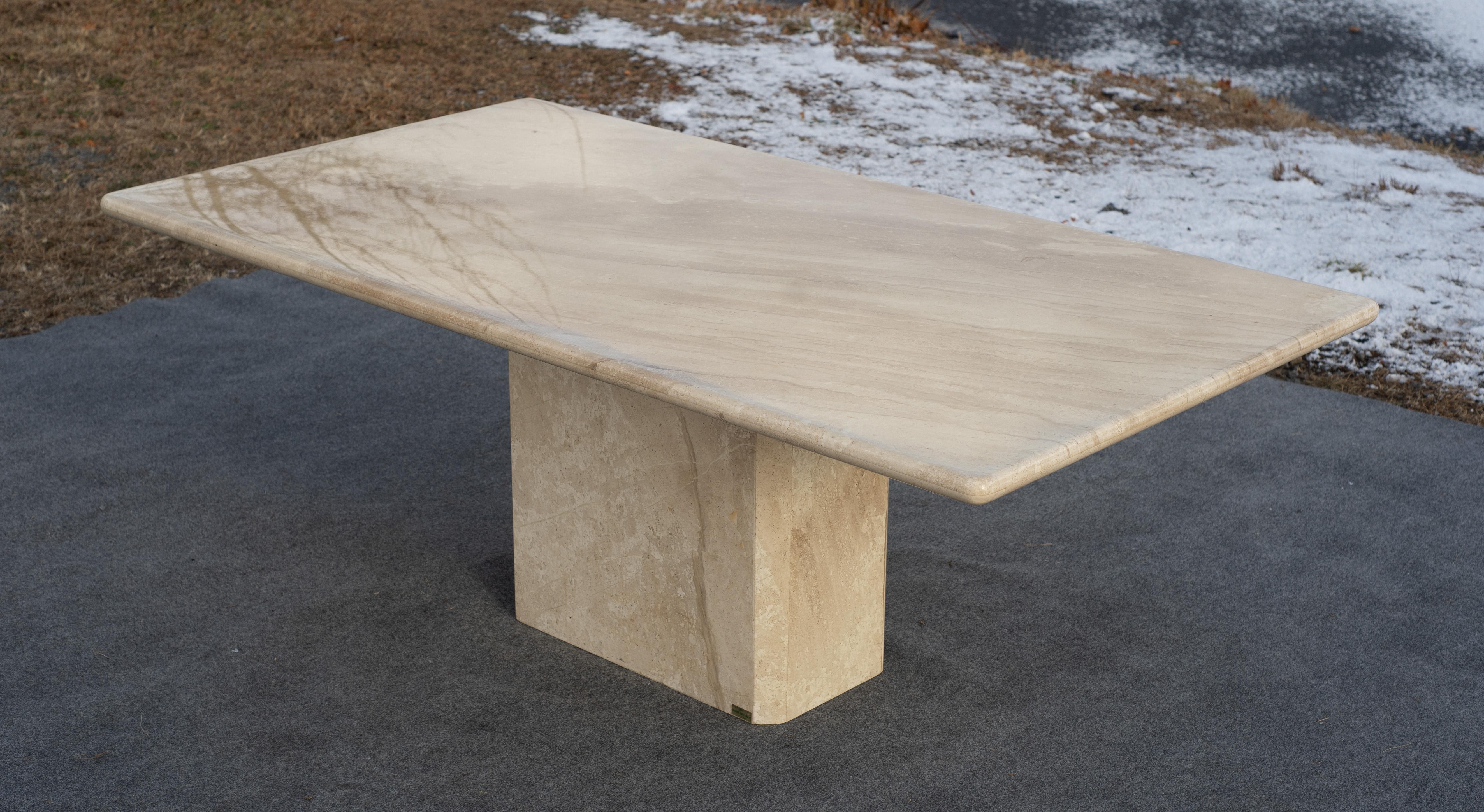 Postmoderne Table de salle à manger italienne postmoderne à piédestal en marbre poli beige ou crème C.I.M en vente