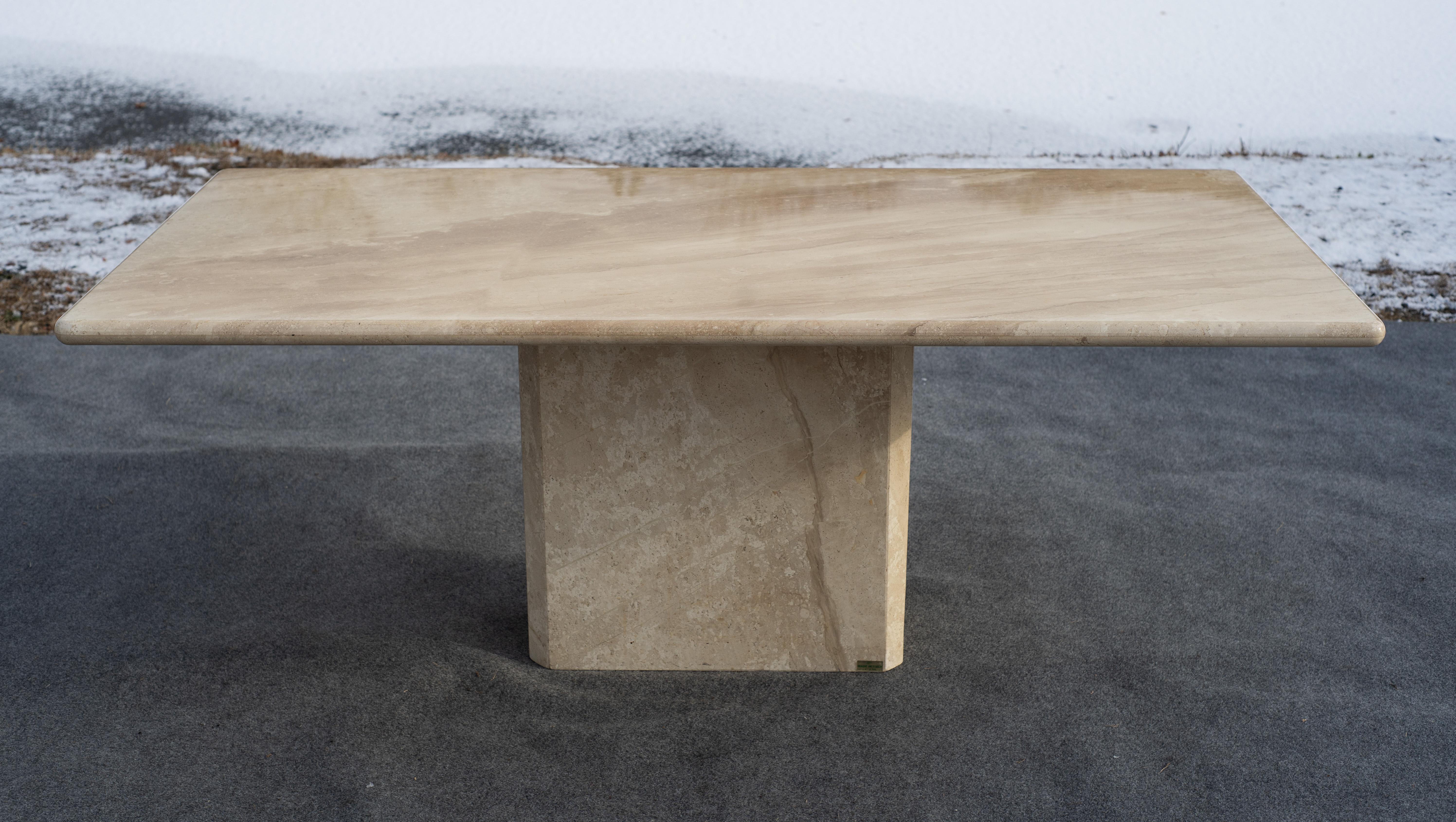Poli Table de salle à manger italienne postmoderne à piédestal en marbre poli beige ou crème C.I.M en vente