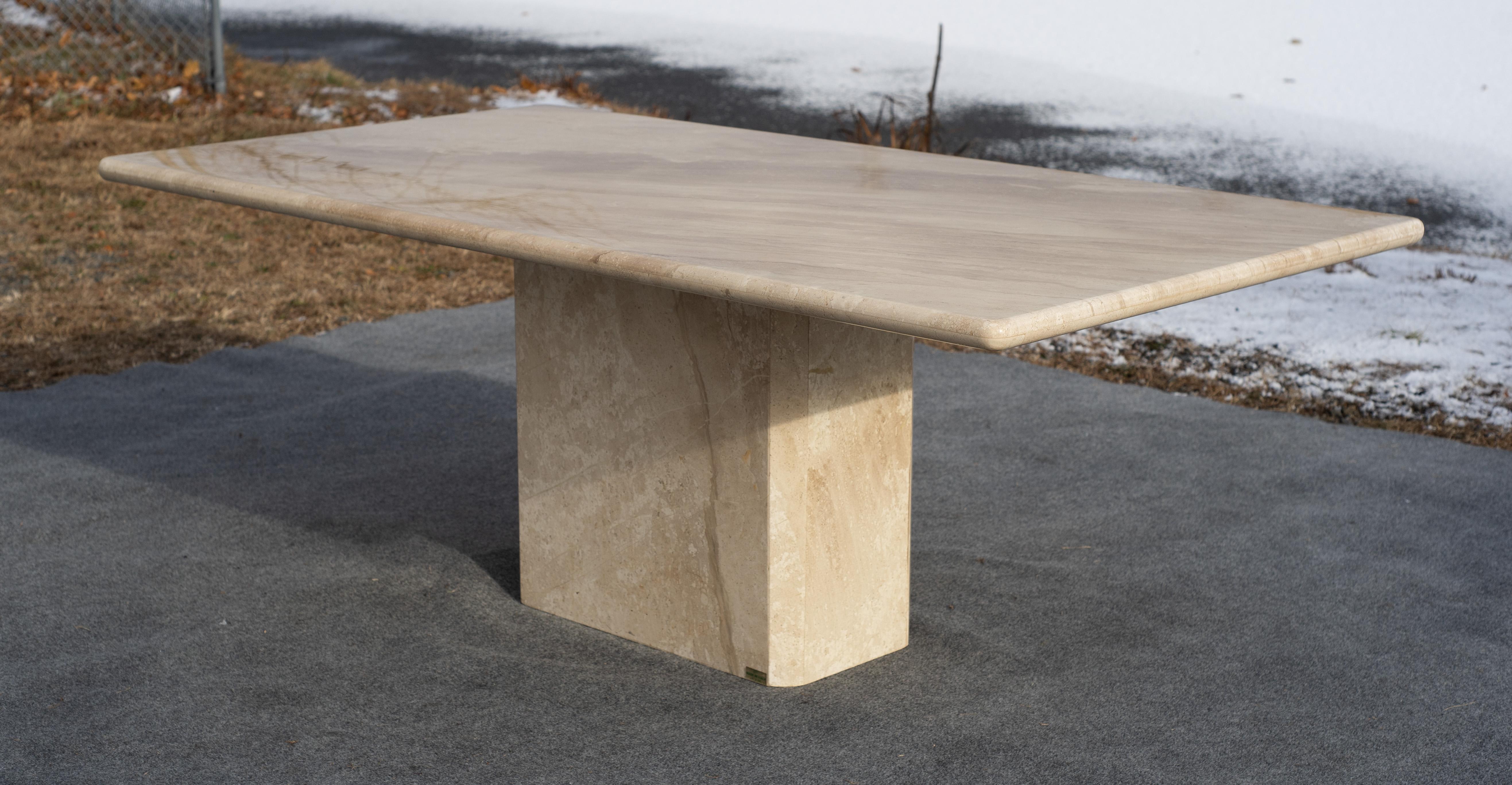 Table de salle à manger italienne postmoderne à piédestal en marbre poli beige ou crème C.I.M Bon état - En vente à Philadelphia, PA