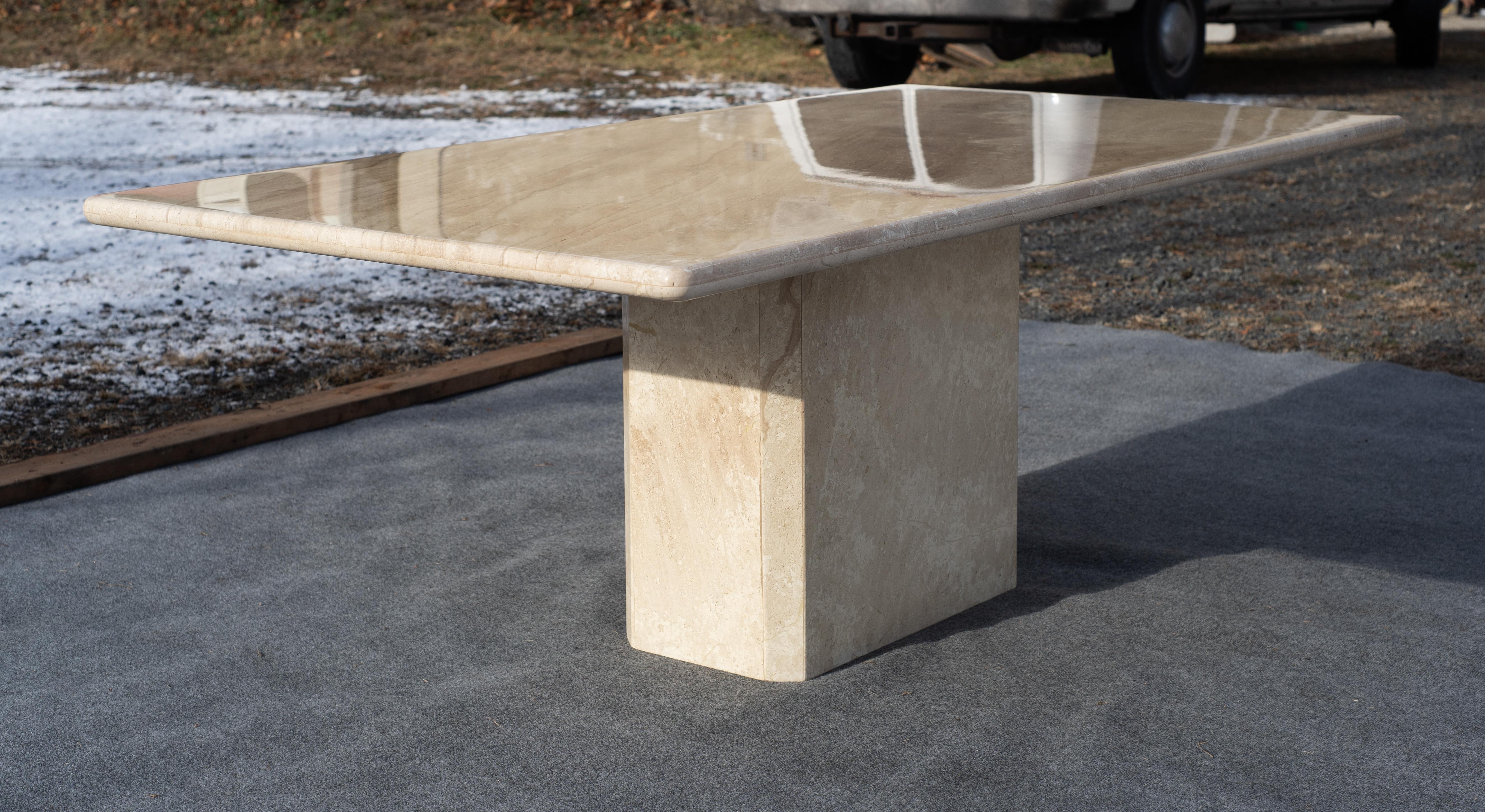 Fin du 20e siècle Table de salle à manger italienne postmoderne à piédestal en marbre poli beige ou crème C.I.M en vente