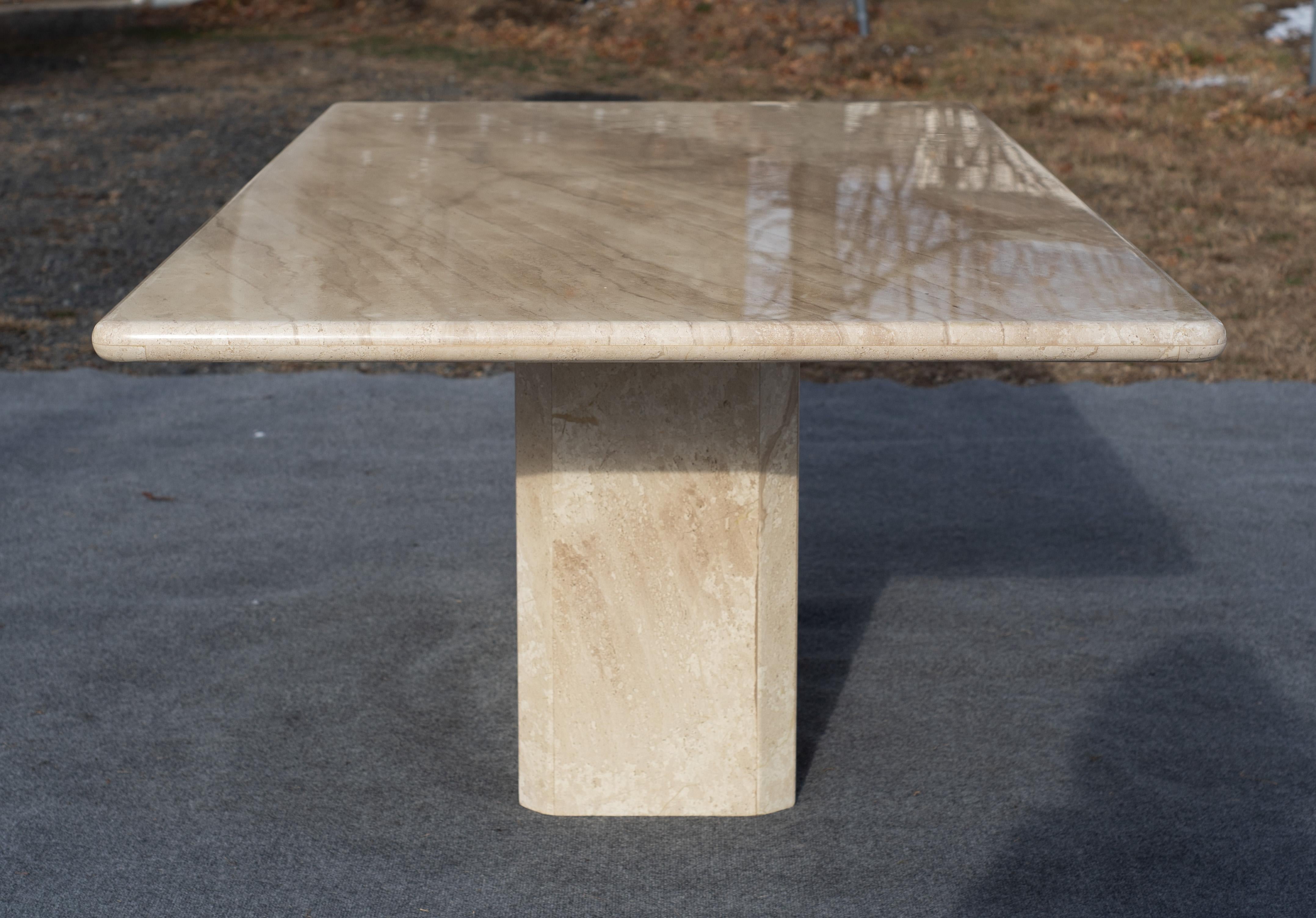 Marbre Table de salle à manger italienne postmoderne à piédestal en marbre poli beige ou crème C.I.M en vente