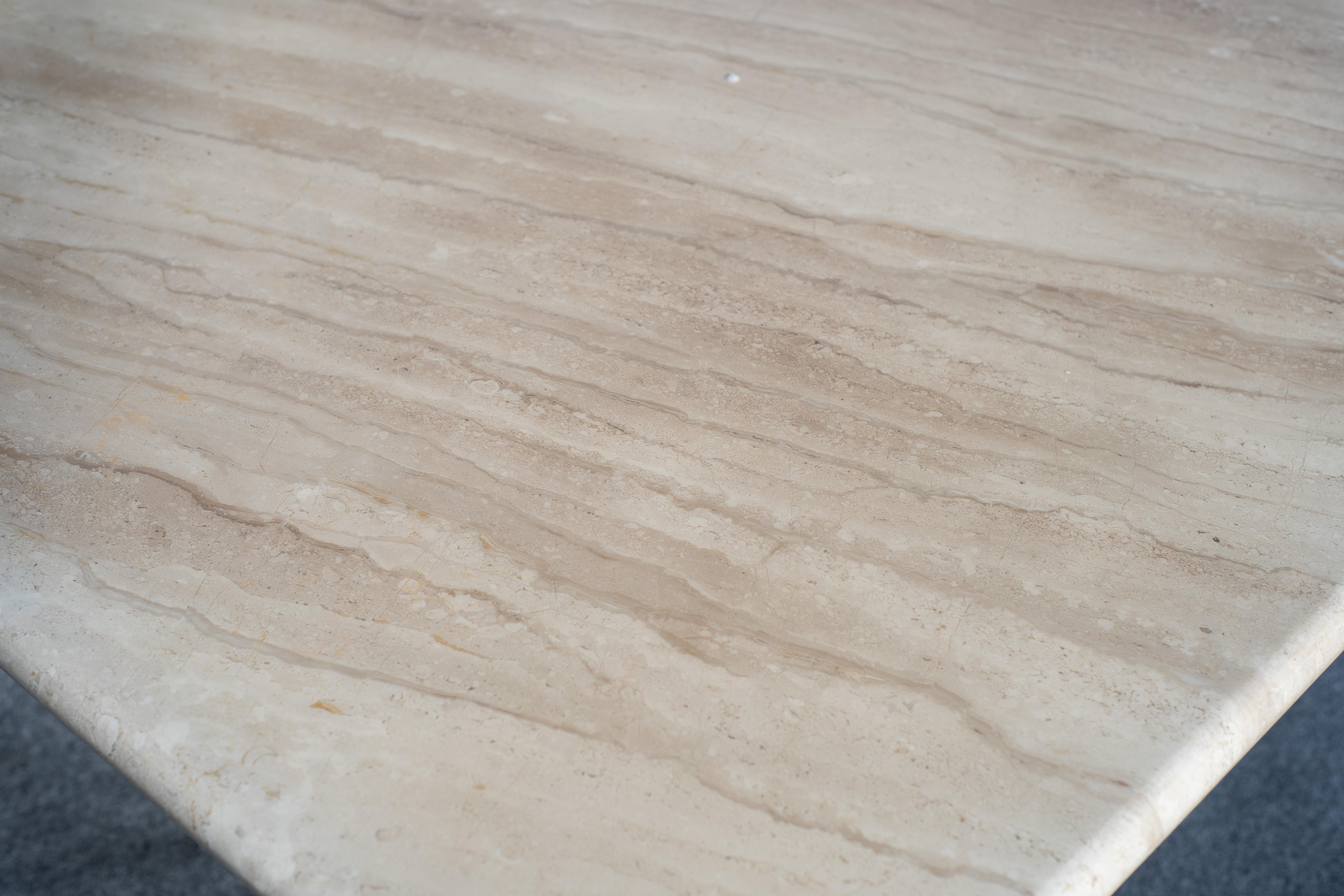 Table de salle à manger italienne postmoderne à piédestal en marbre poli beige ou crème C.I.M en vente 2