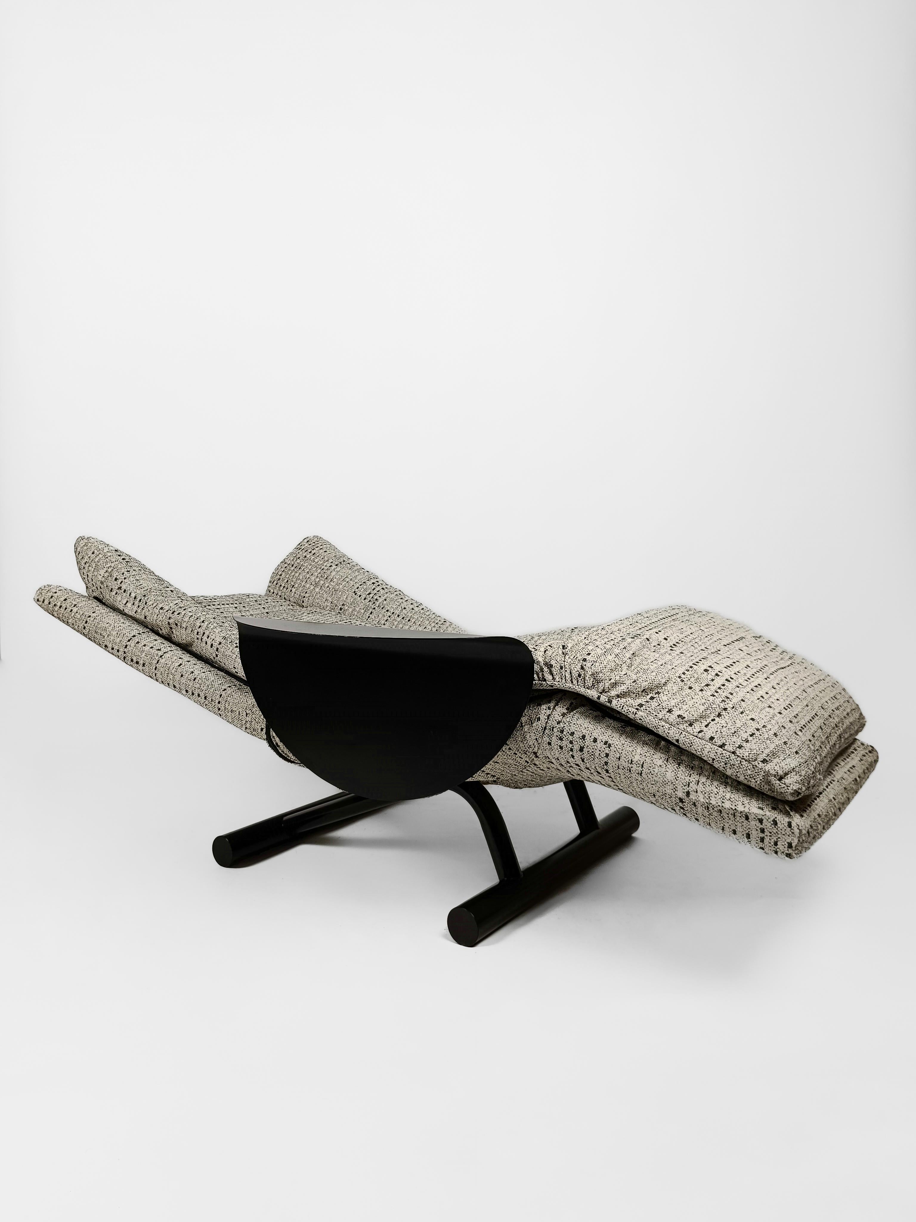 Italian Post-Modern Reclining Lounge Chair, Chaise by Cinova, 1980s  For Sale 1