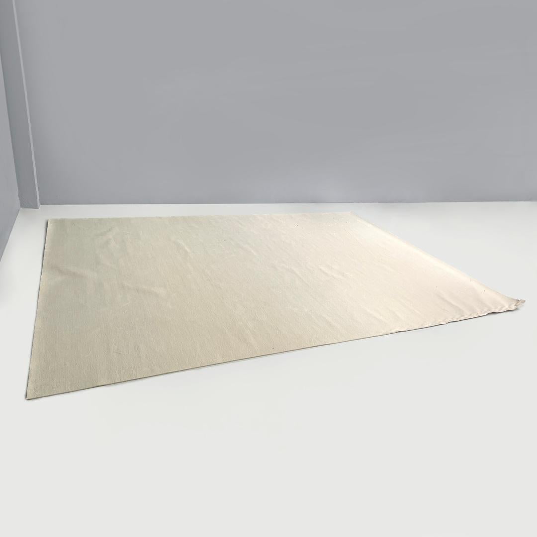 Italian post-modern rectangular synthetic short hair white carpet, 2000s In Fair Condition For Sale In MIlano, IT
