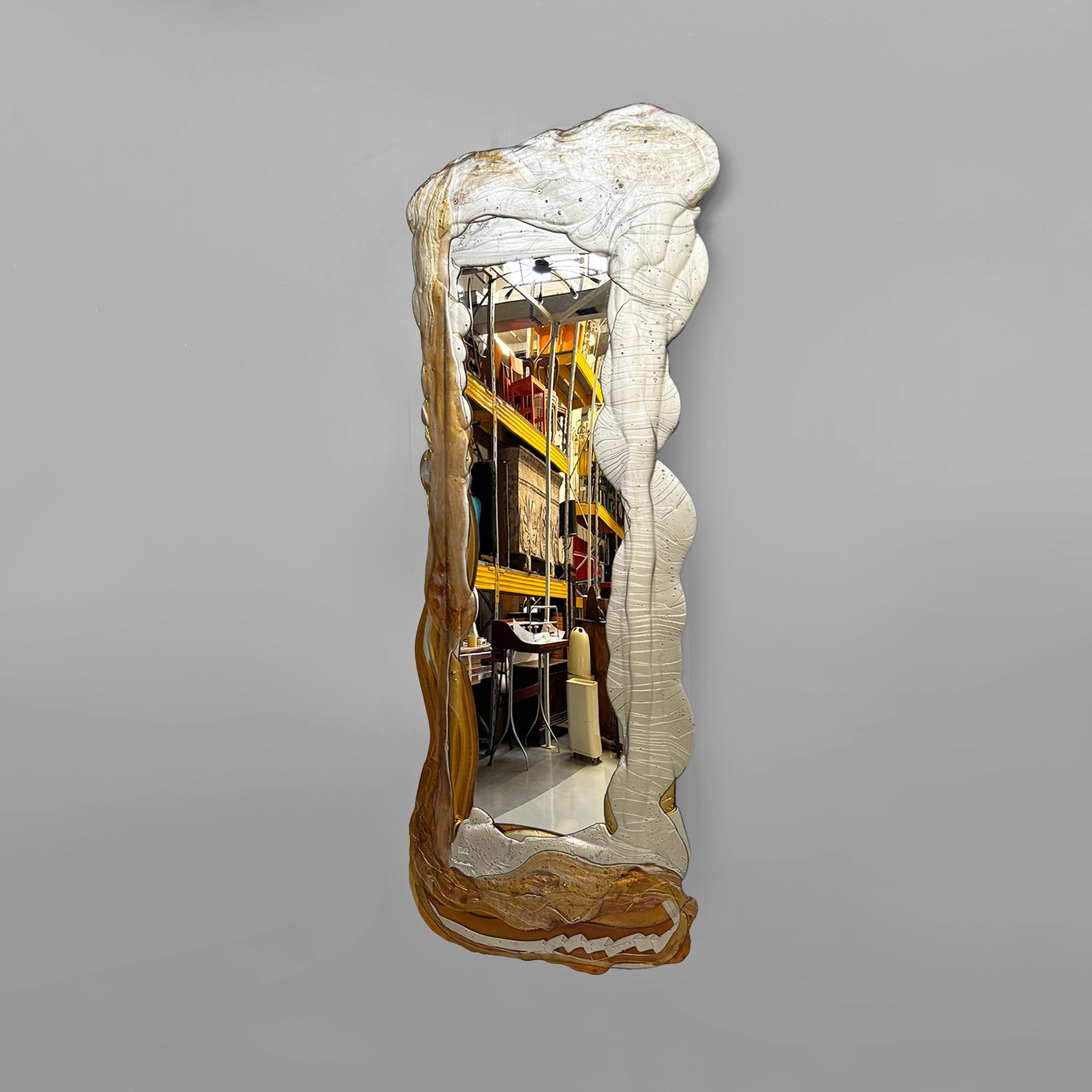 Specchio da parete italiano post-moderno in resina di Gaetano Pesce per Fish Design, 2005
Fantastico specchio da parete vintage con cornice in resina dalla forma irregolare e dalla silhouette curva, nei toni del giallo oro, del bianco e