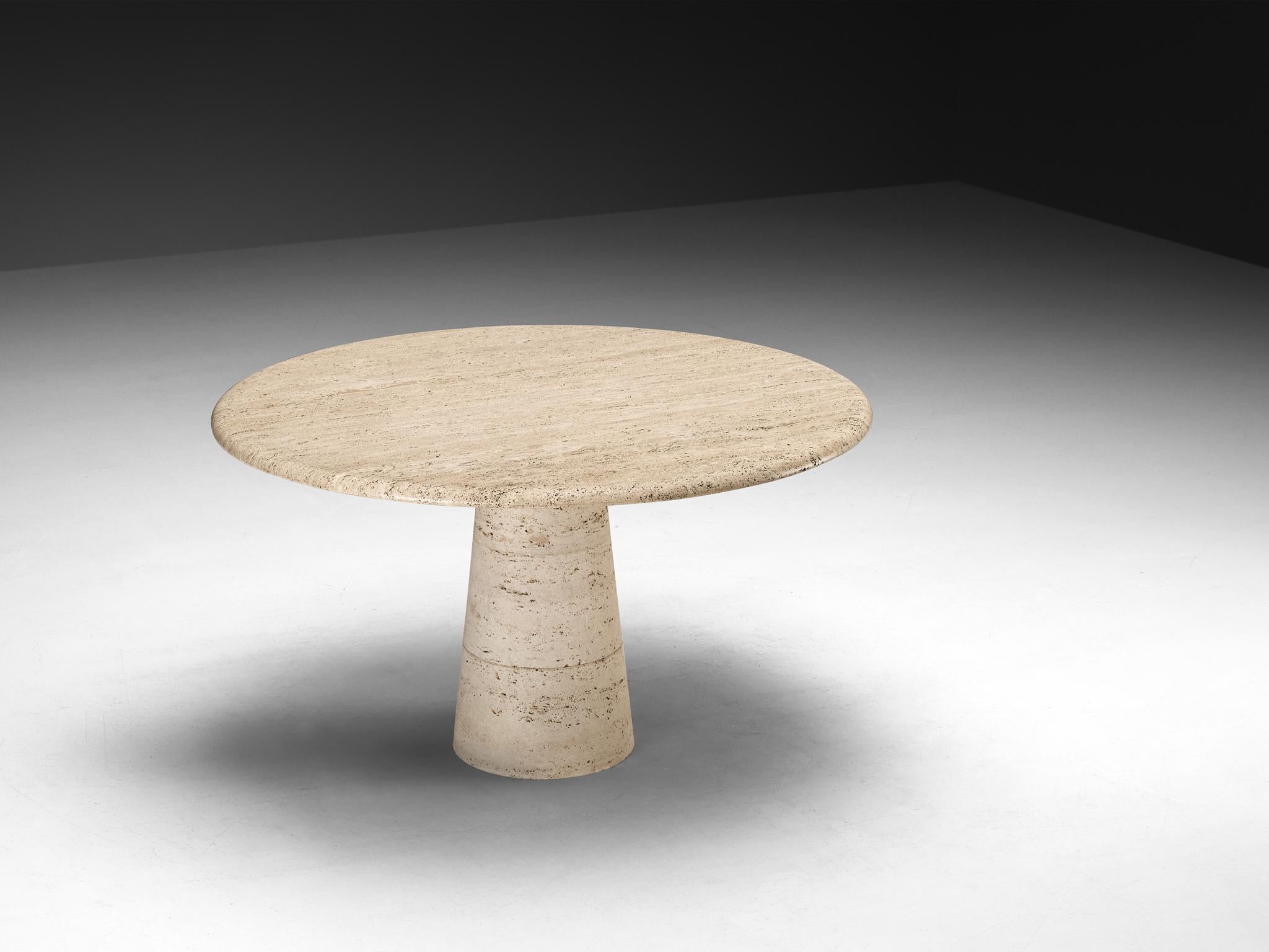 Esstisch, Travertin, Italien, 1970er Jahre.

Dieser runde Tisch ist ein gekonntes Beispiel für postmodernes Design und ein großer Klassiker für den vielseitigen Einsatz. Eine minimalistische Tischplatte wird von einem stabilen, kegelförmigen Sockel