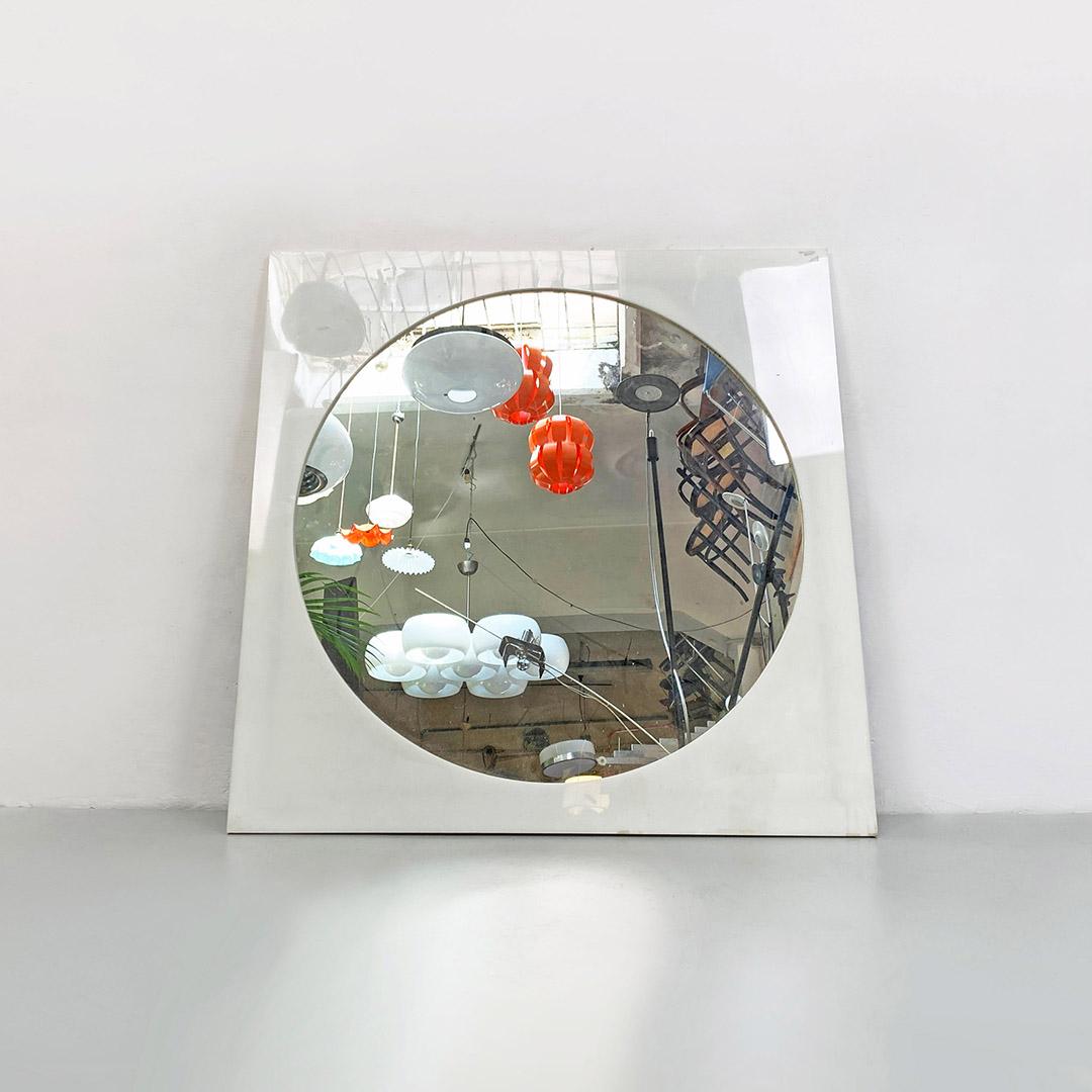 Miroir italien post-moderne de forme ronde avec cadre carré en plastique, années 1980.
Miroir de forme ronde, inséré dans un cadre en plastique blanc de forme carrée.
1980s
Bonnes conditions générales.
Dimensions en cm 71x1x71 H.