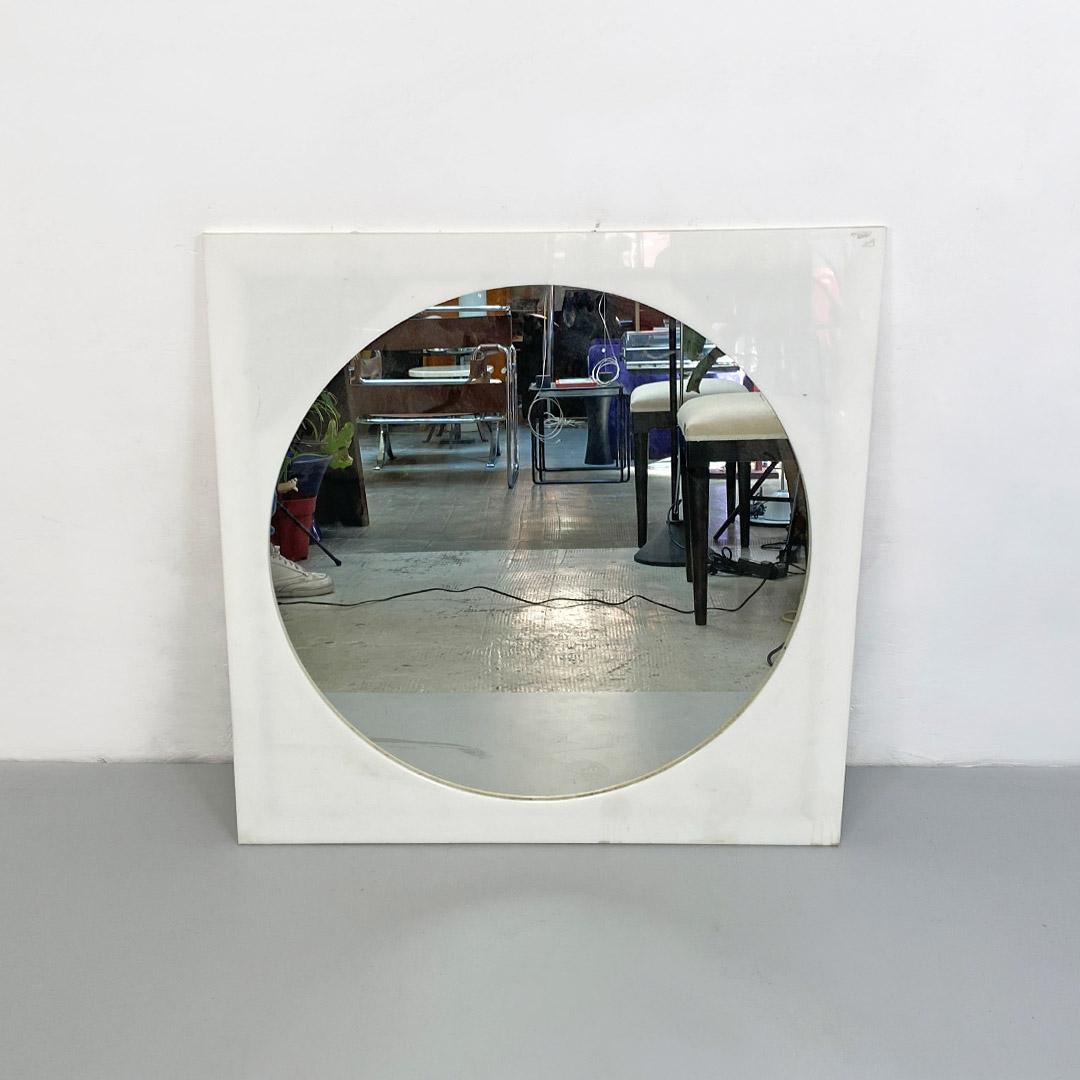 Italienischer Post-Modern-Spiegel in runder Form mit quadratischem Kunststoffrahmen, 1980er Jahre (Postmoderne) im Angebot