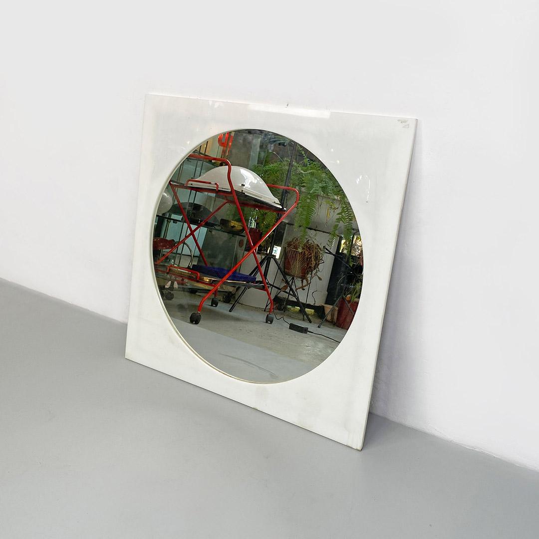 Miroir italien postmoderne de forme ronde avec cadre en plastique carré, années 1980 Bon état - En vente à MIlano, IT