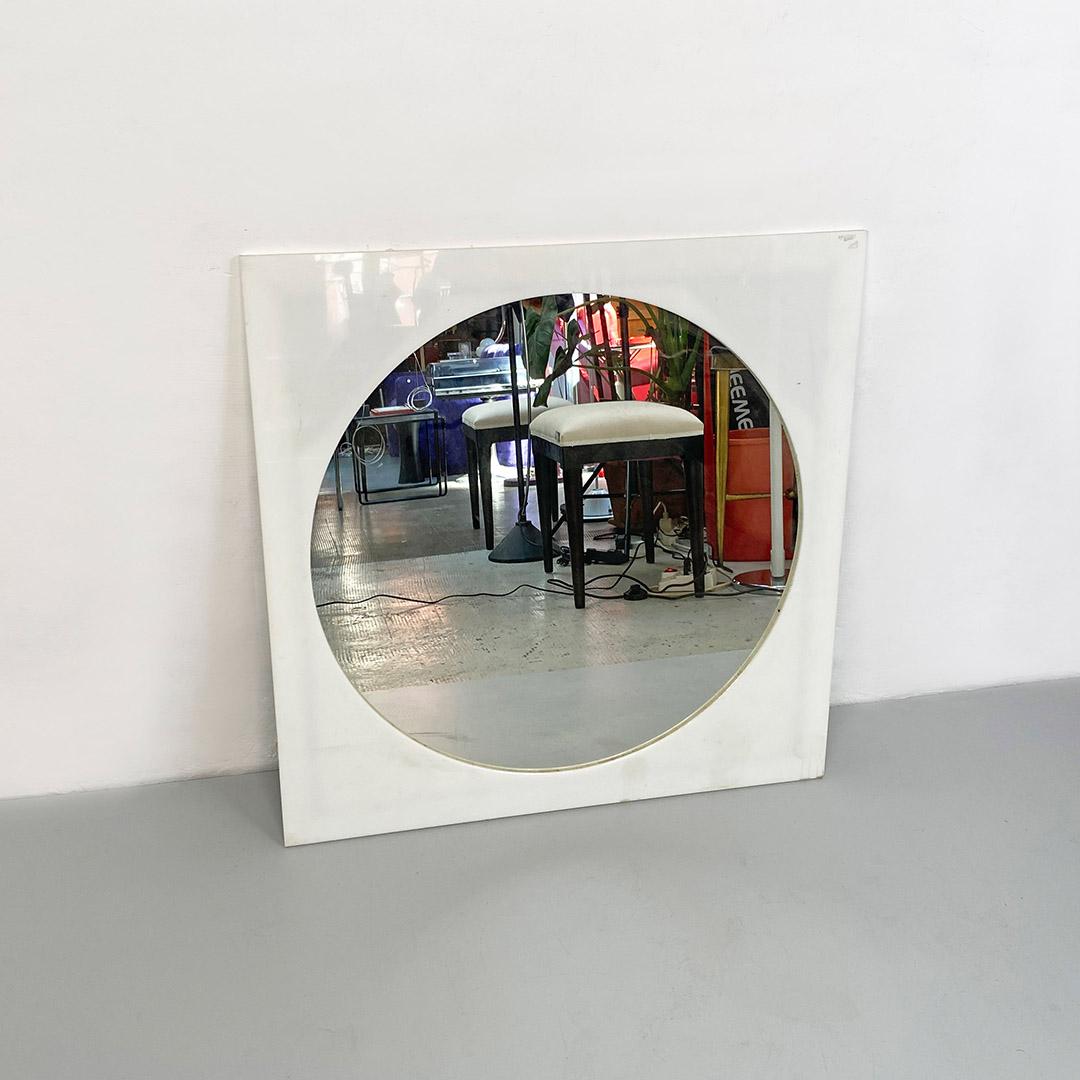 Fin du 20e siècle Miroir italien postmoderne de forme ronde avec cadre en plastique carré, années 1980 en vente