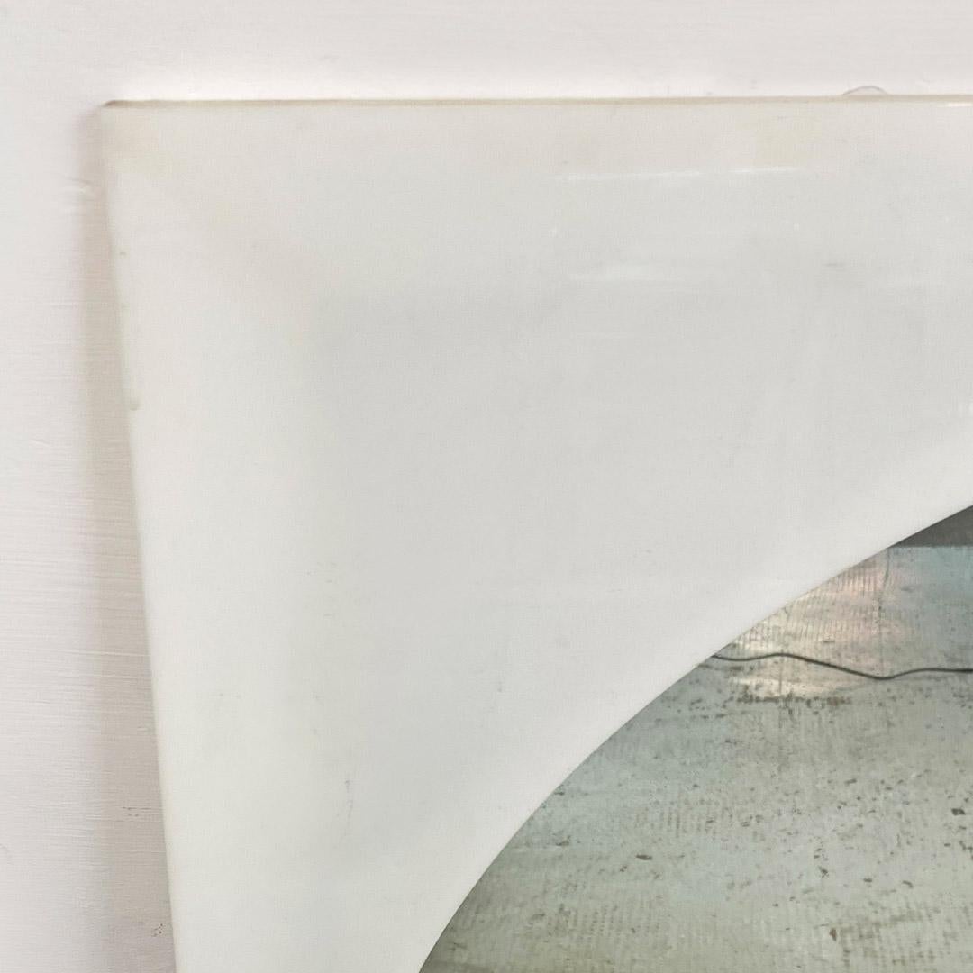 Miroir italien postmoderne de forme ronde avec cadre en plastique carré, années 1980 en vente 1