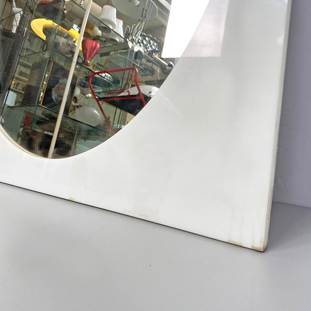Specchio postmoderno italiano di forma rotonda con cornice quadrata in plastica, anni '80 in vendita 2