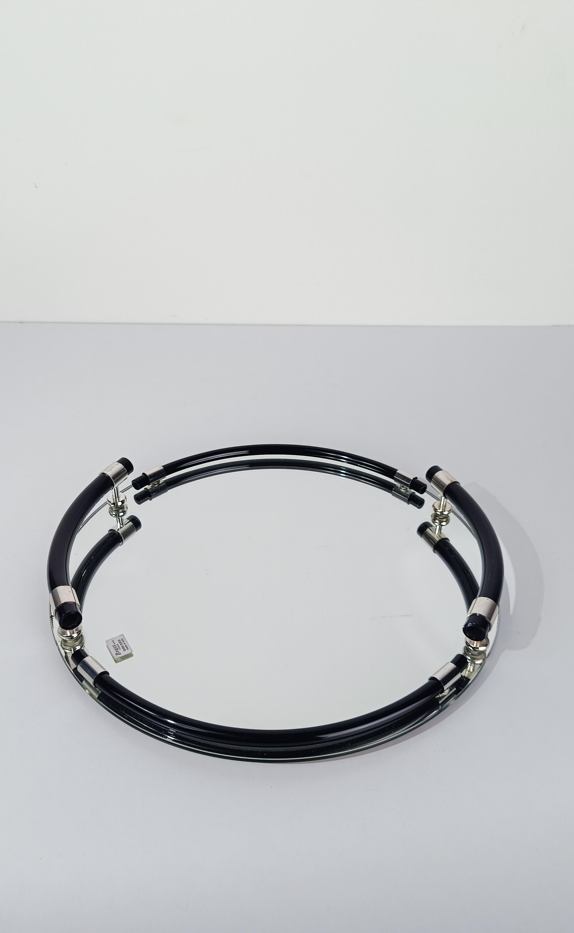 Bandeja redonda postmoderna italiana de lucita negra, metal cromado y tapa de espejo en venta 6
