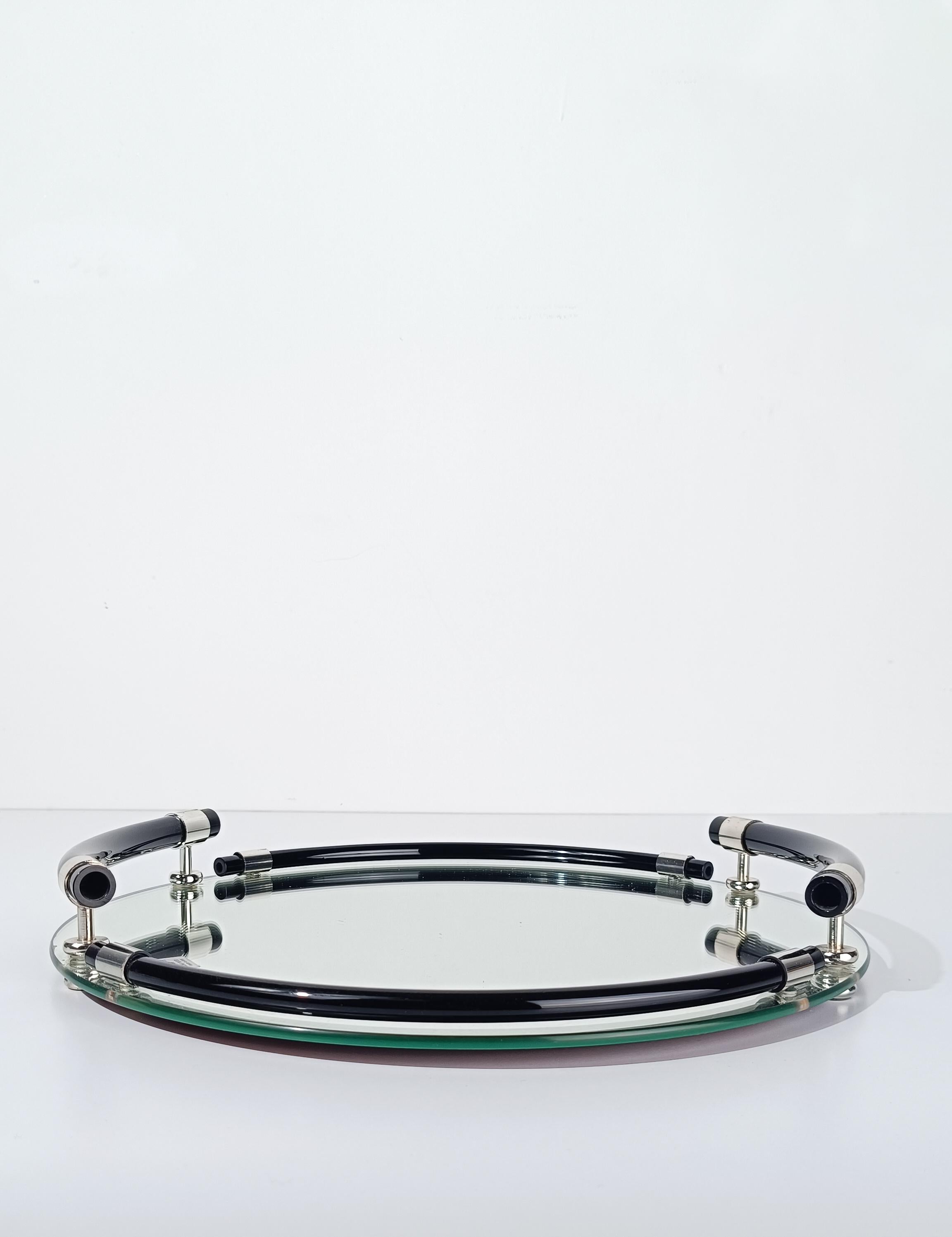 Bandeja redonda postmoderna italiana de lucita negra, metal cromado y tapa de espejo en venta 7