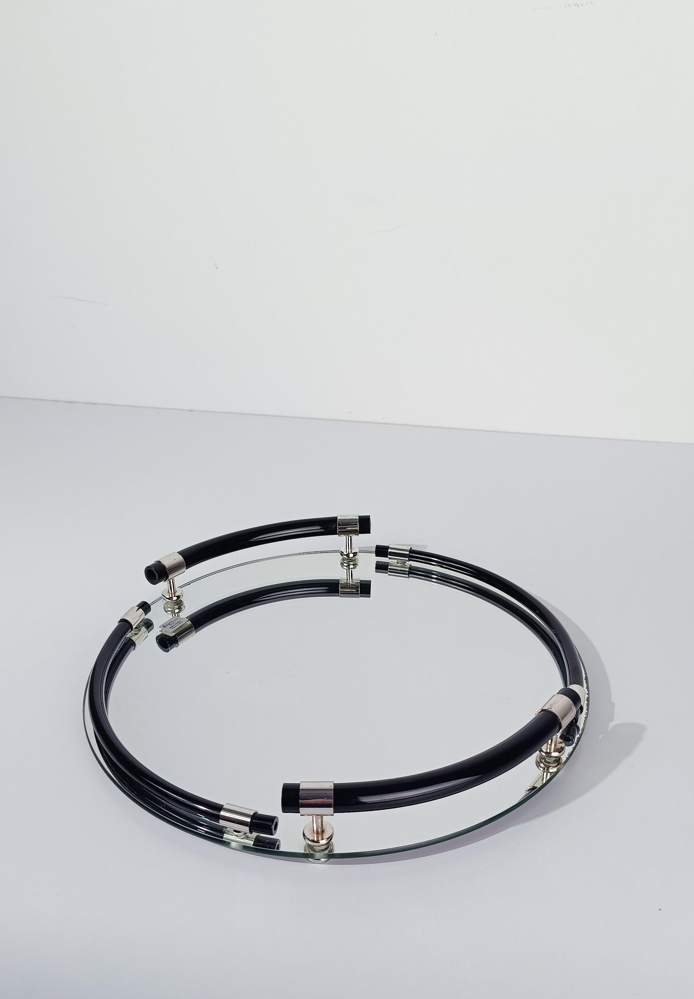 Bandeja redonda postmoderna italiana de lucita negra, metal cromado y tapa de espejo en venta 8