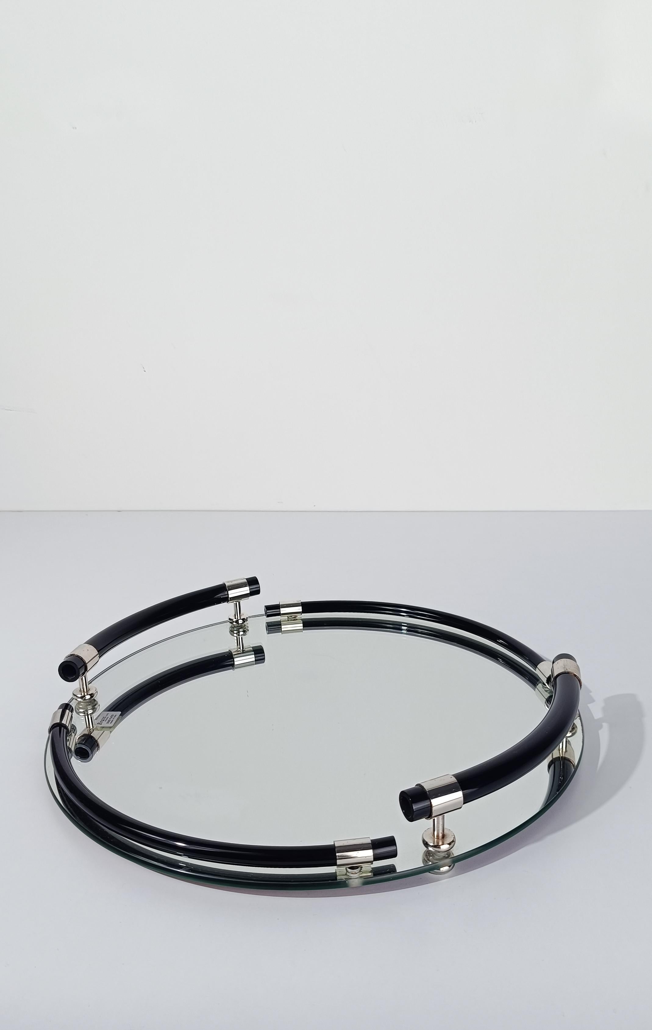 Bandeja redonda postmoderna italiana de lucita negra, metal cromado y tapa de espejo finales del siglo XX en venta