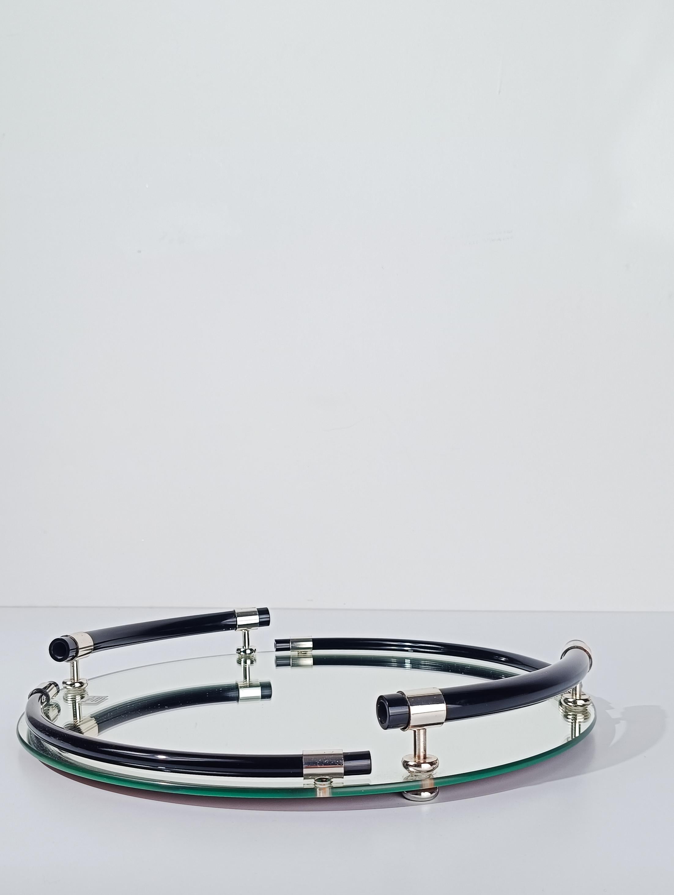 Bandeja redonda postmoderna italiana de lucita negra, metal cromado y tapa de espejo en venta 1