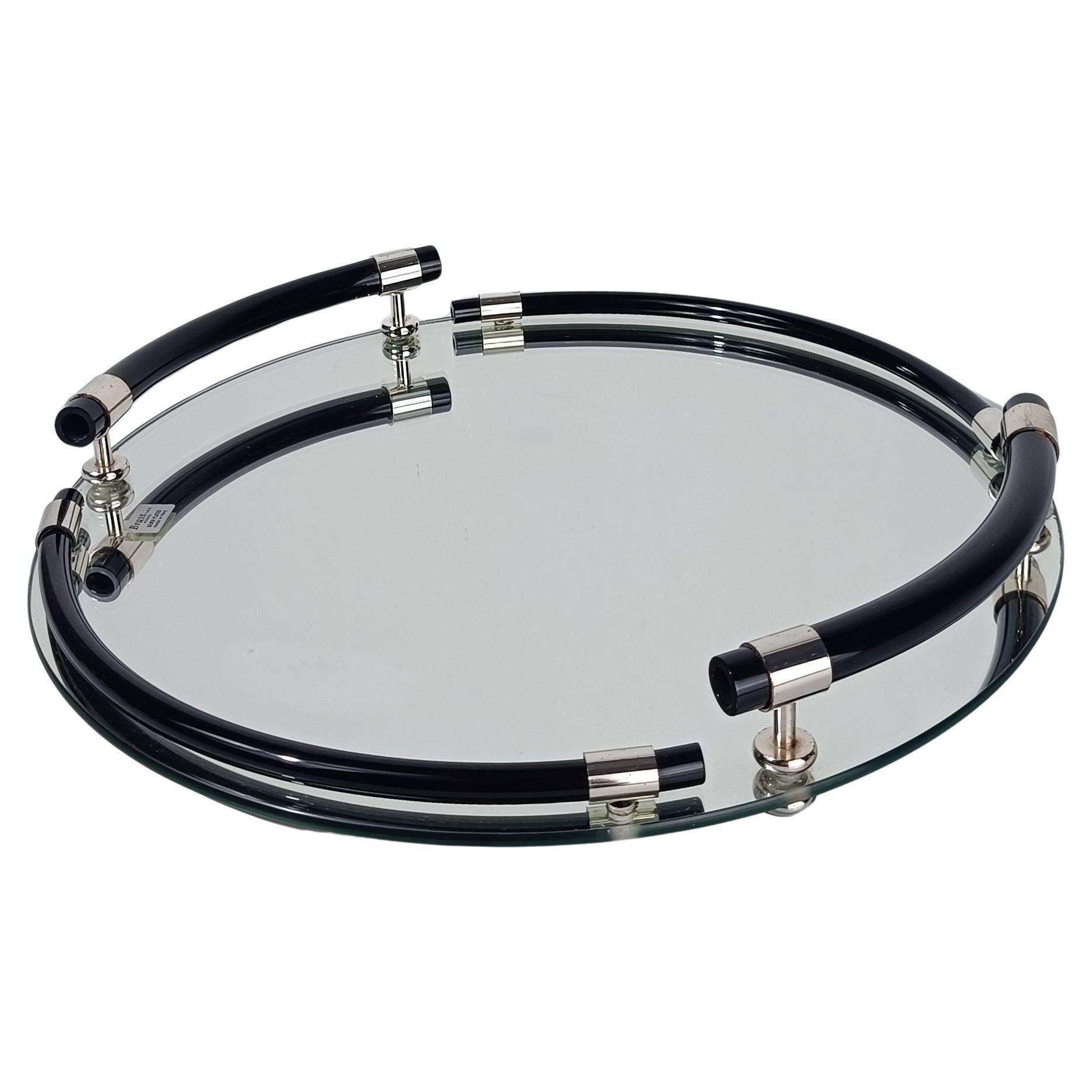 Bandeja redonda postmoderna italiana de lucita negra, metal cromado y tapa de espejo en venta