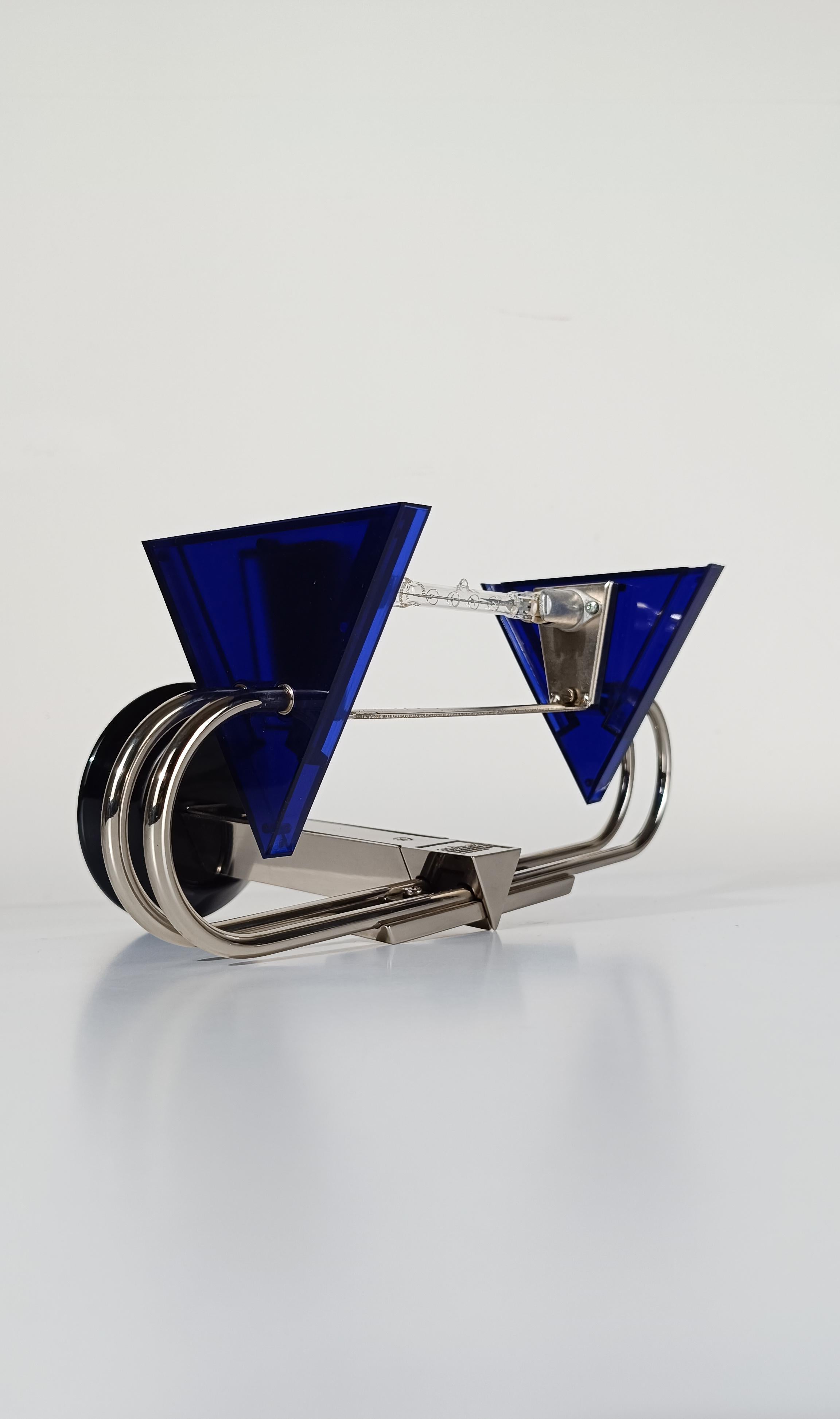 Italian Post Modern Sconce design by Perry A. King & S. Mirand for Arteluce finales del siglo XX en venta