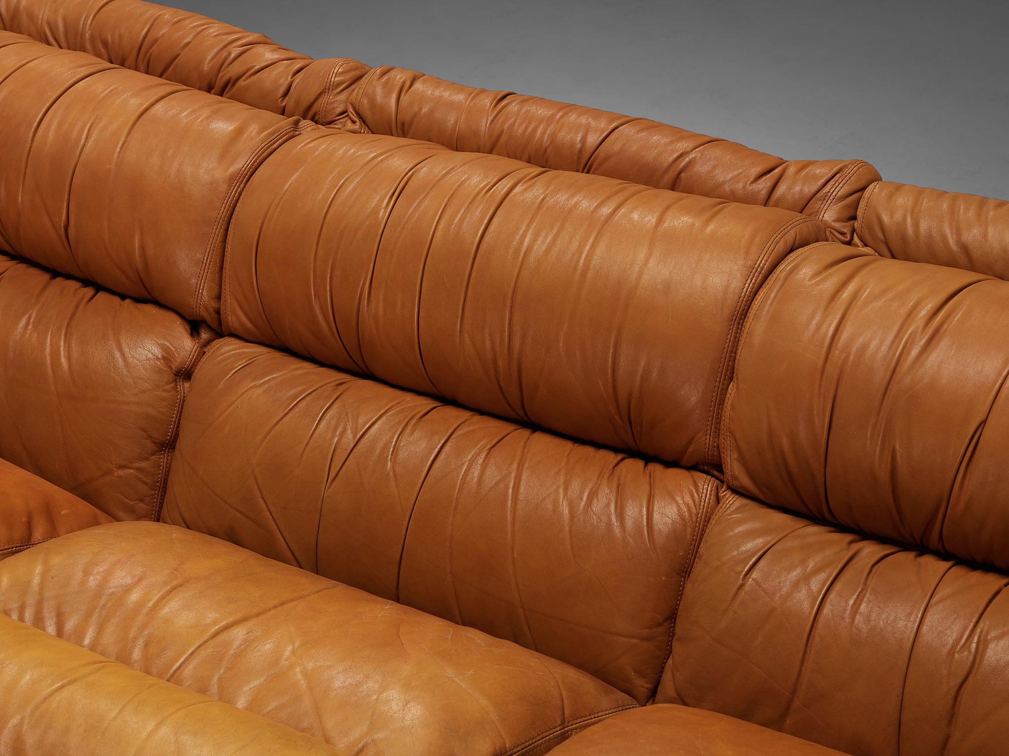 Italienisches postmodernes Ecksofa in cognacbraunem Leder (Postmoderne) im Angebot