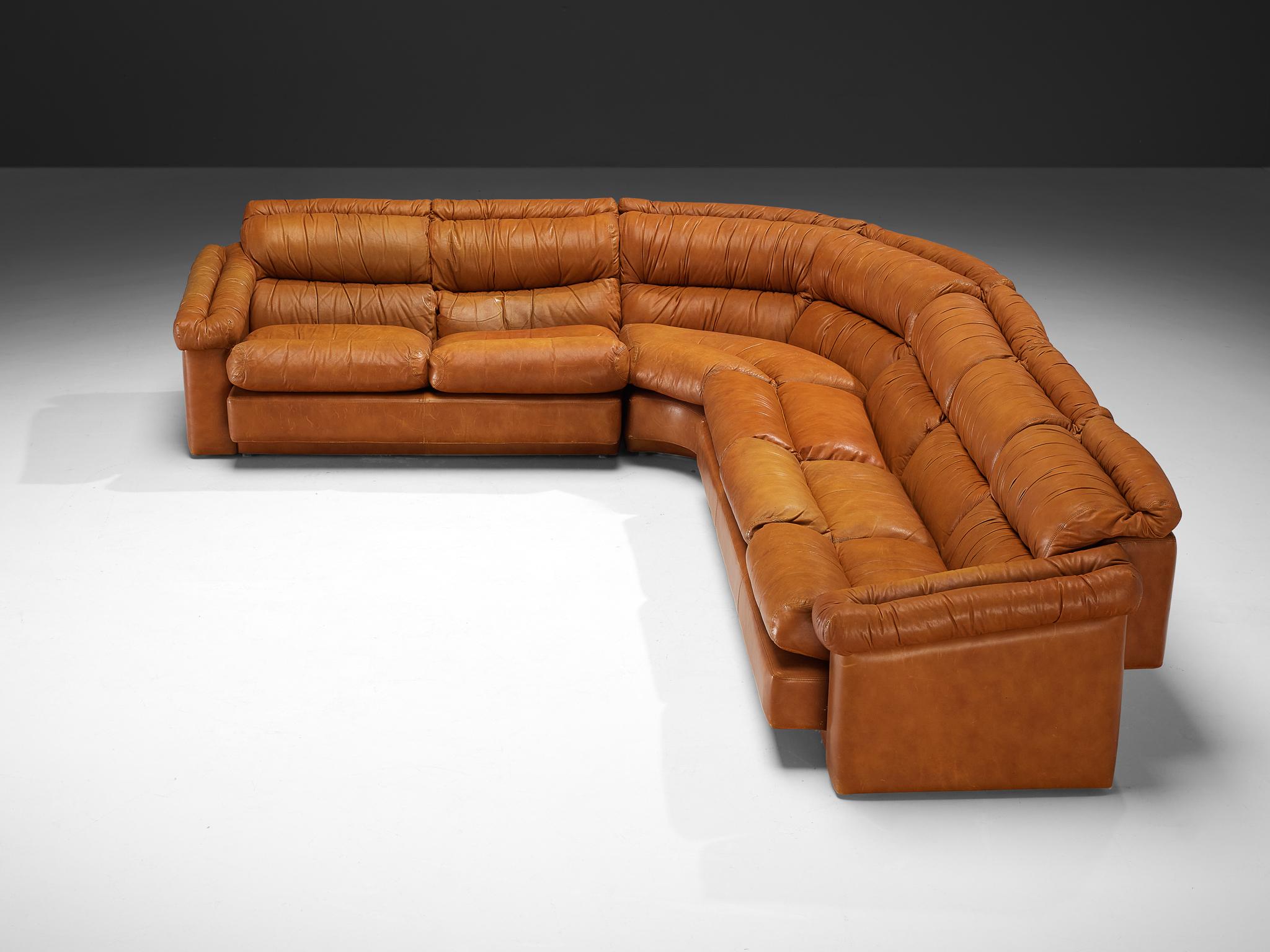 Italienisches postmodernes Ecksofa in cognacbraunem Leder (Ende des 20. Jahrhunderts) im Angebot