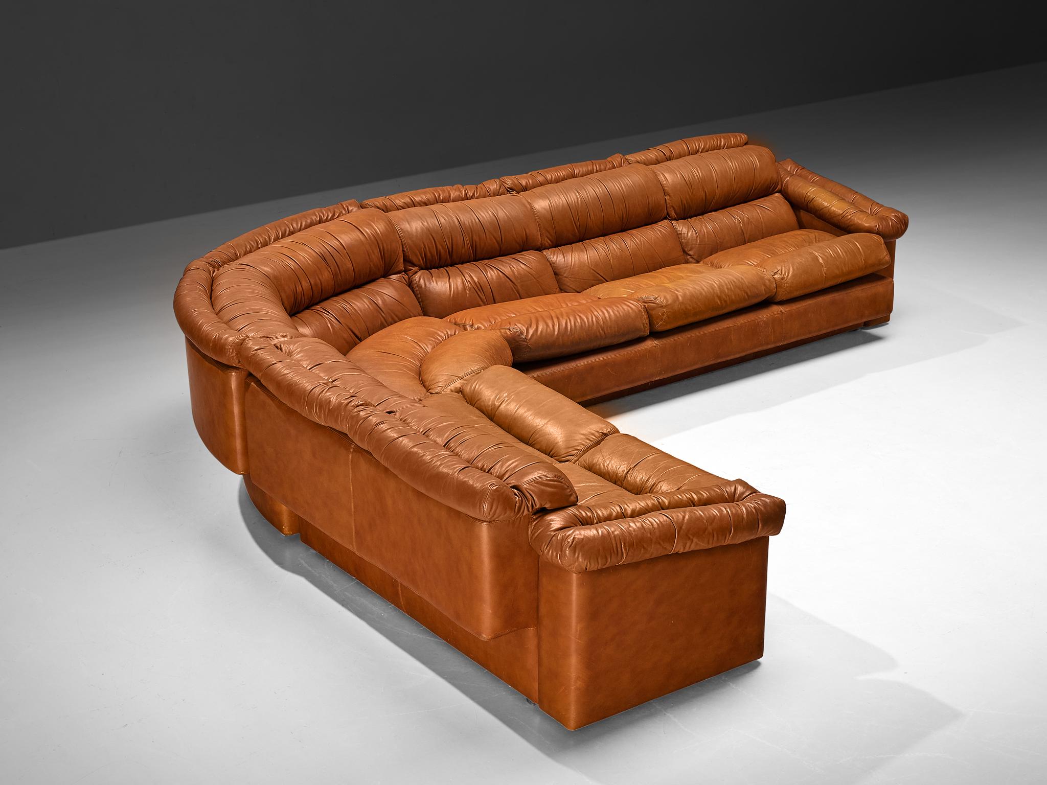 Italienisches postmodernes Ecksofa in cognacbraunem Leder im Angebot 1