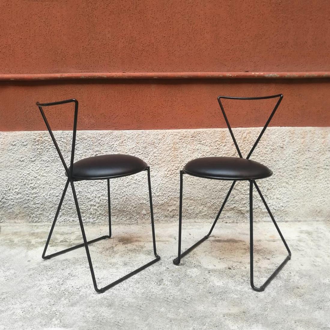 Italian Postmodern set of 4 black painted iron rod and sky chairs, 1980s
Set of 4 black painted iron rod chairs with sky on the seat, always in black.
Italian design, in perfect condition.
Measures: 46 x 39 x 78 H cm.